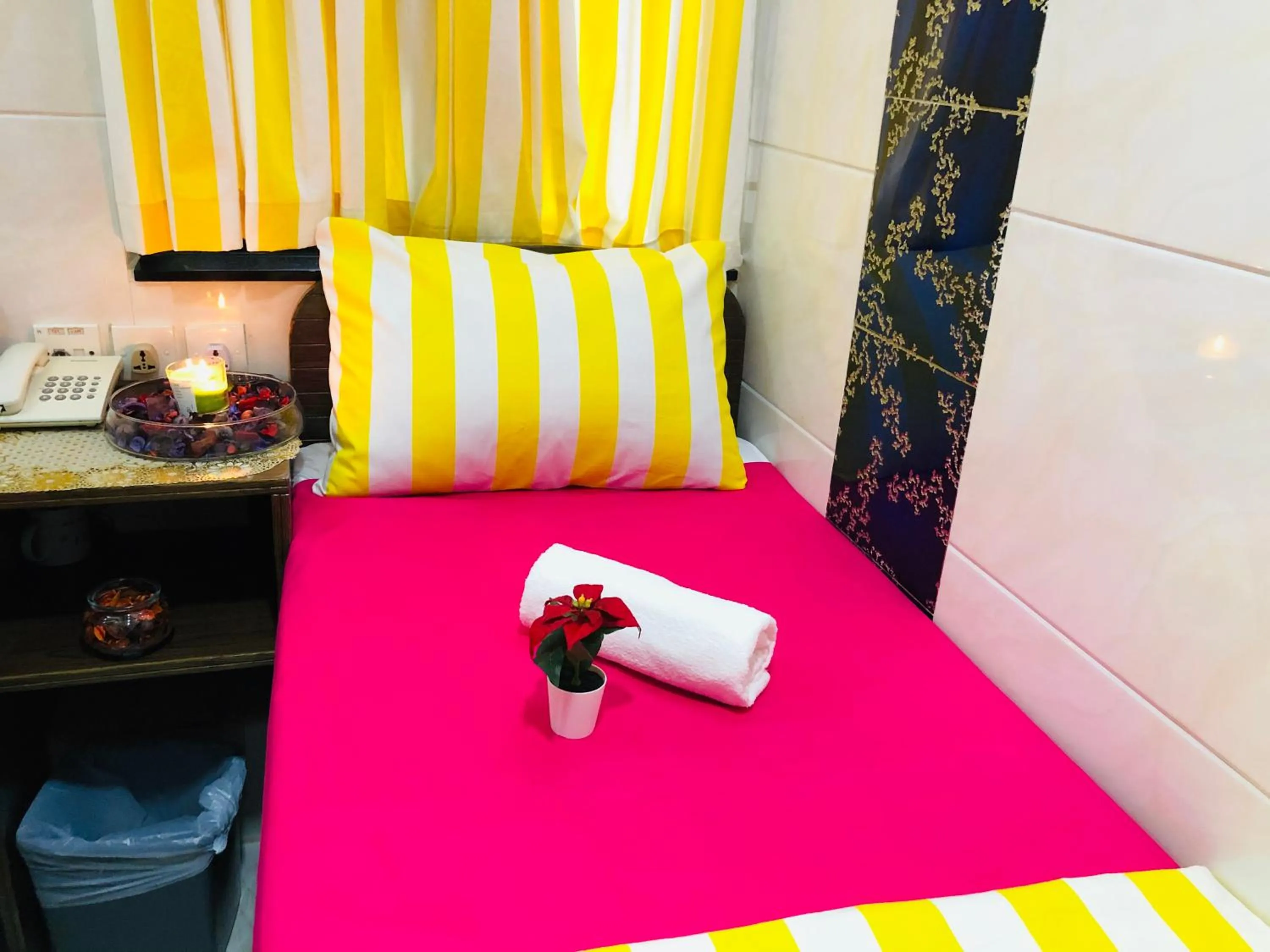 cot, Bed in Delta Lounge