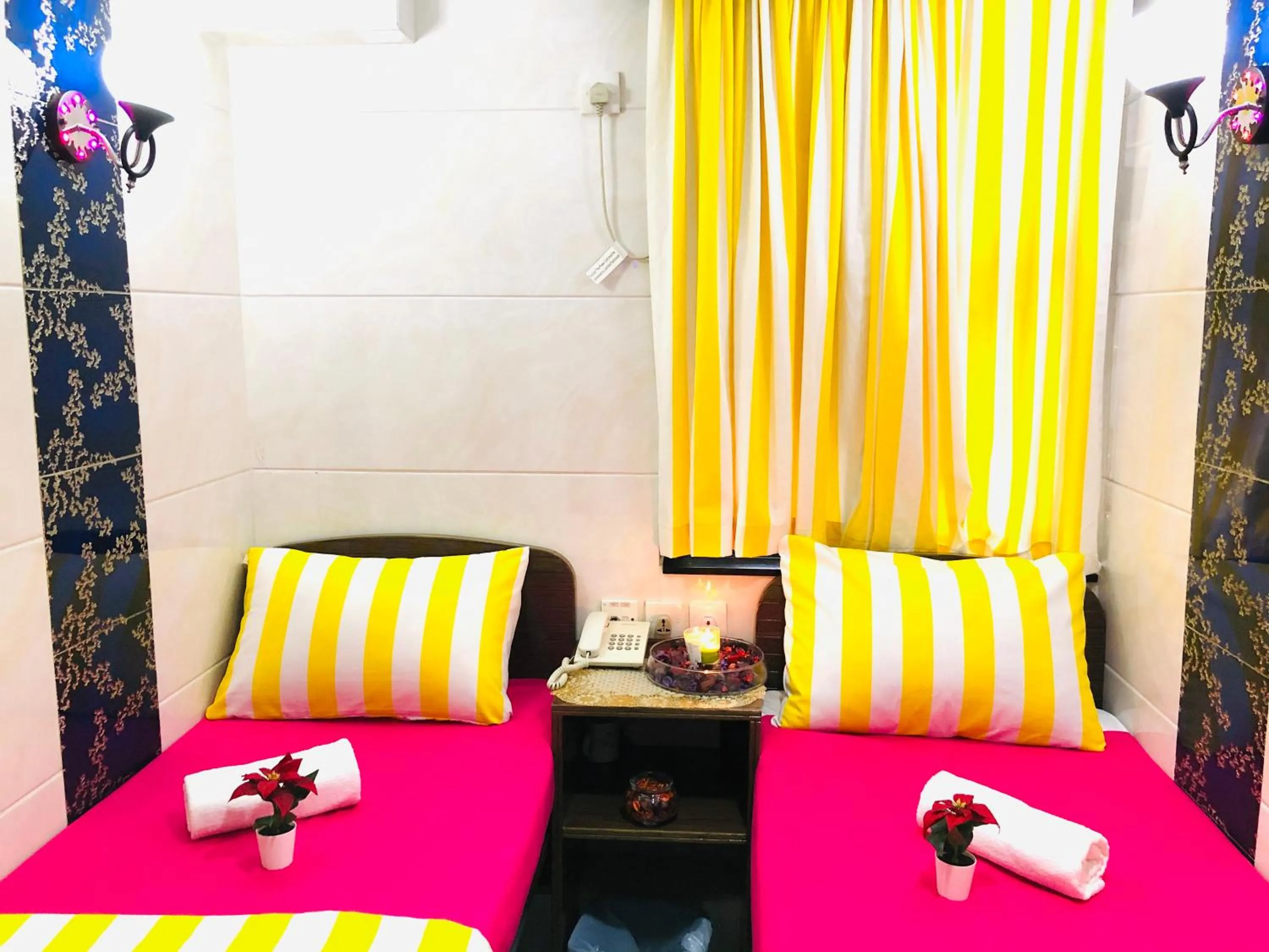 cot, Bed in Delta Lounge