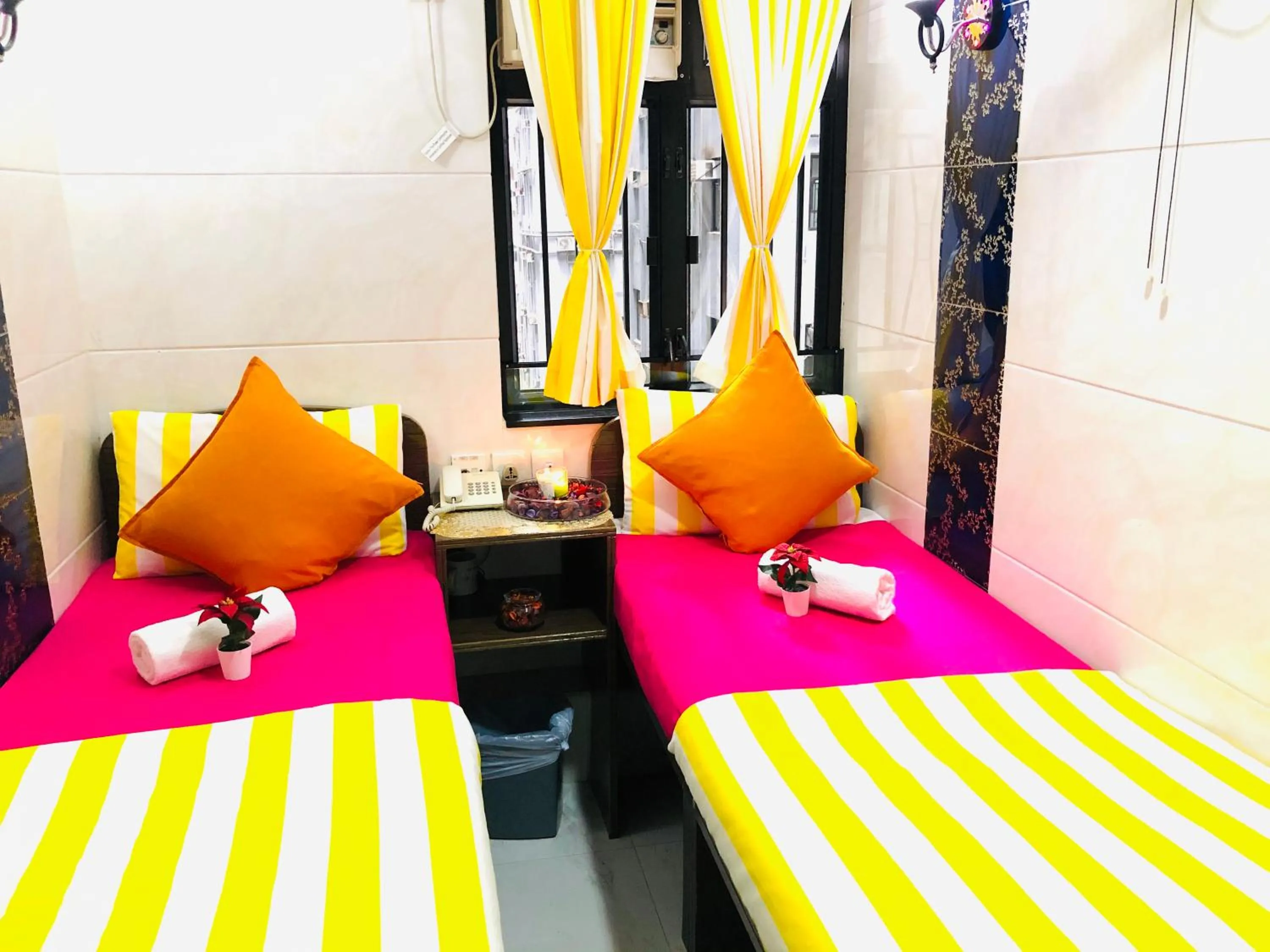 cot, Bed in Delta Lounge