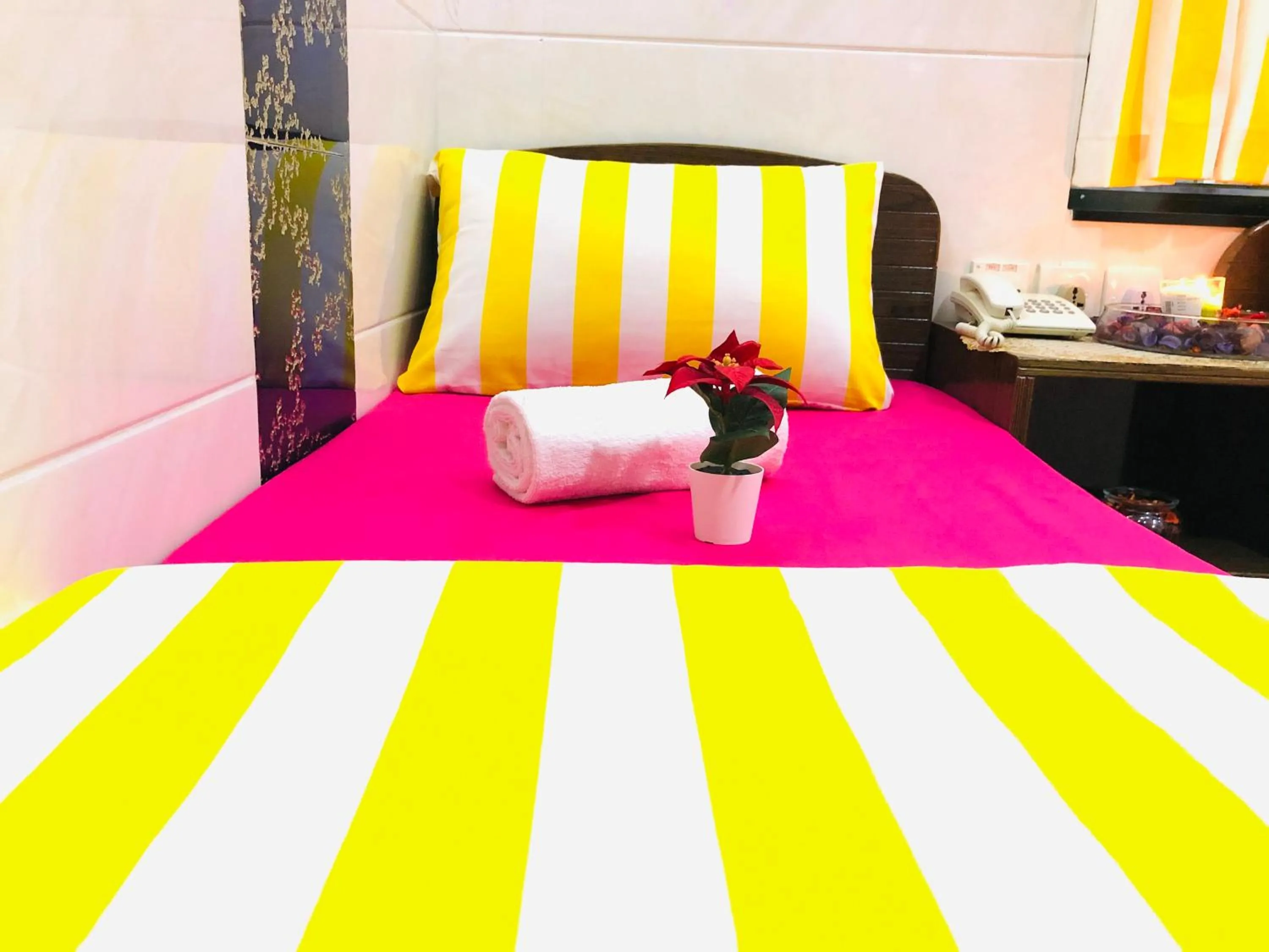 cot, Bed in Delta Lounge