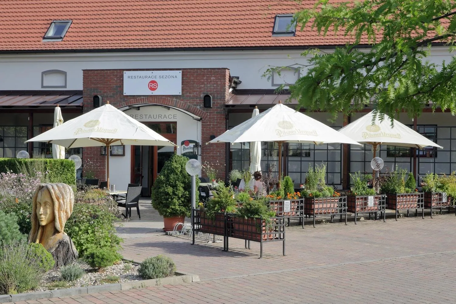 Facade/entrance in Hotel Chvalská Tvrz