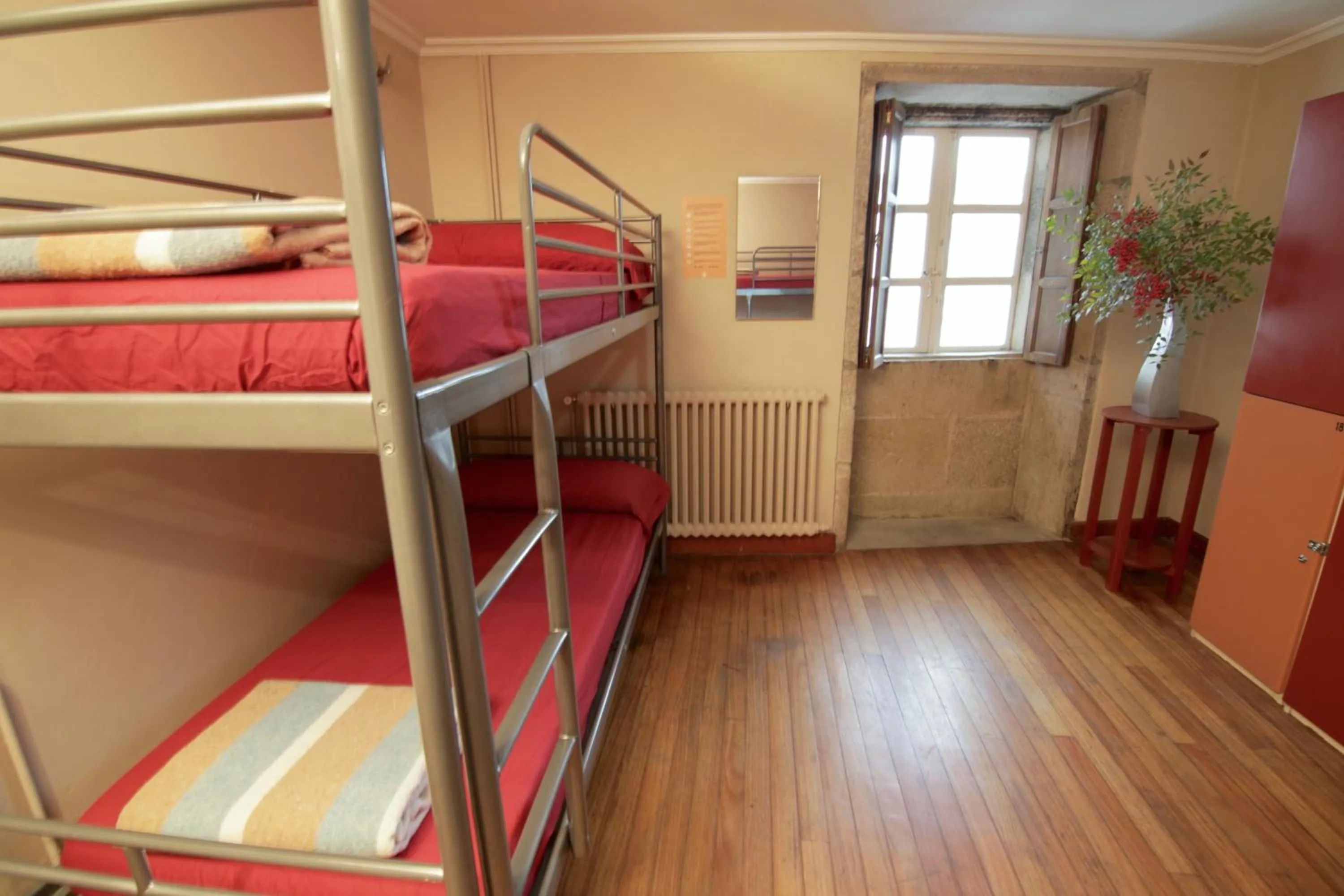 bunk bed, Bed in Albergue O Fogar de Teodomiro