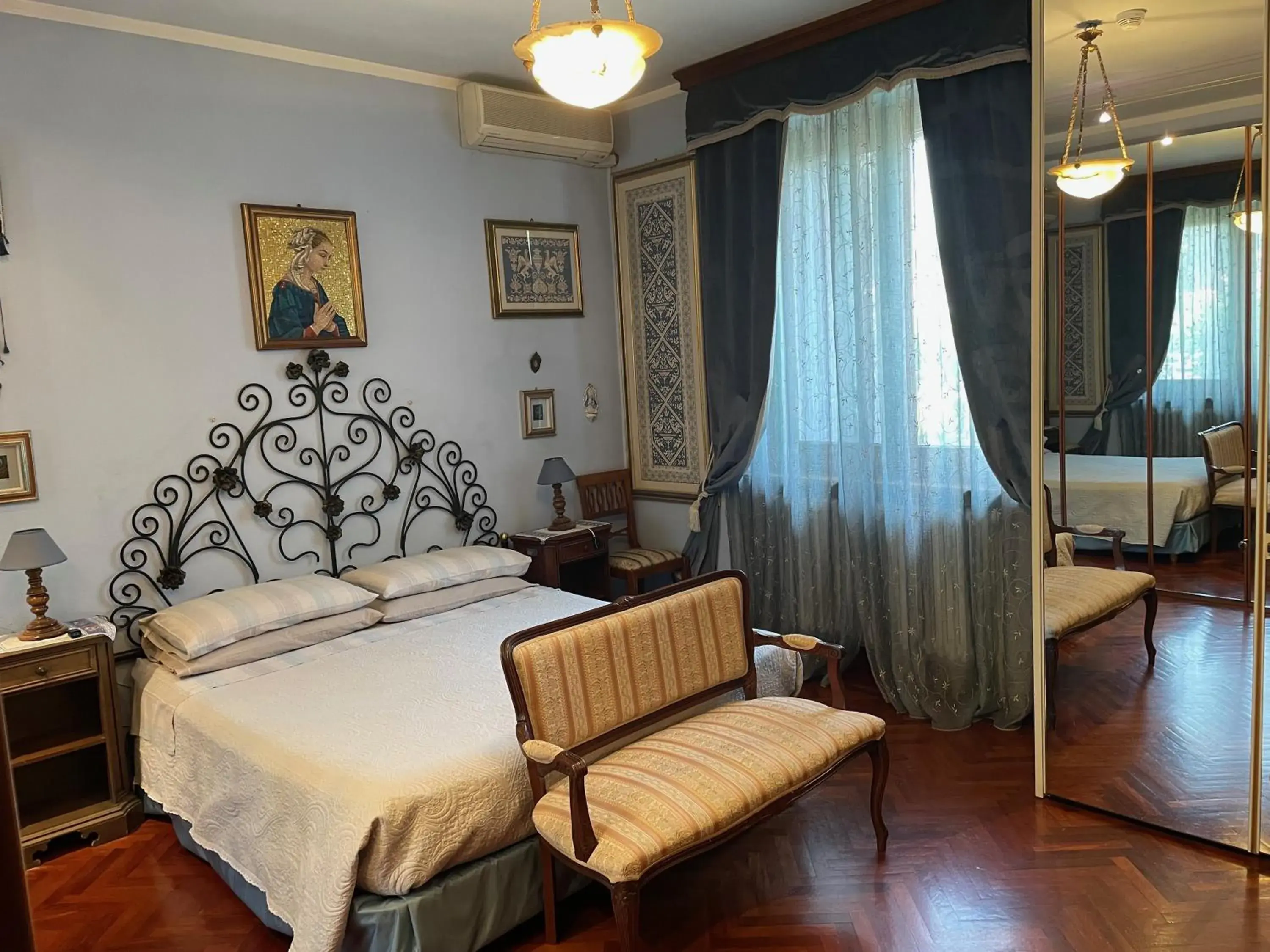 Standard King Room - single occupancy in B&B Les Fleurettes Standard King Room - single occupancy in B&B Les Fleurettes