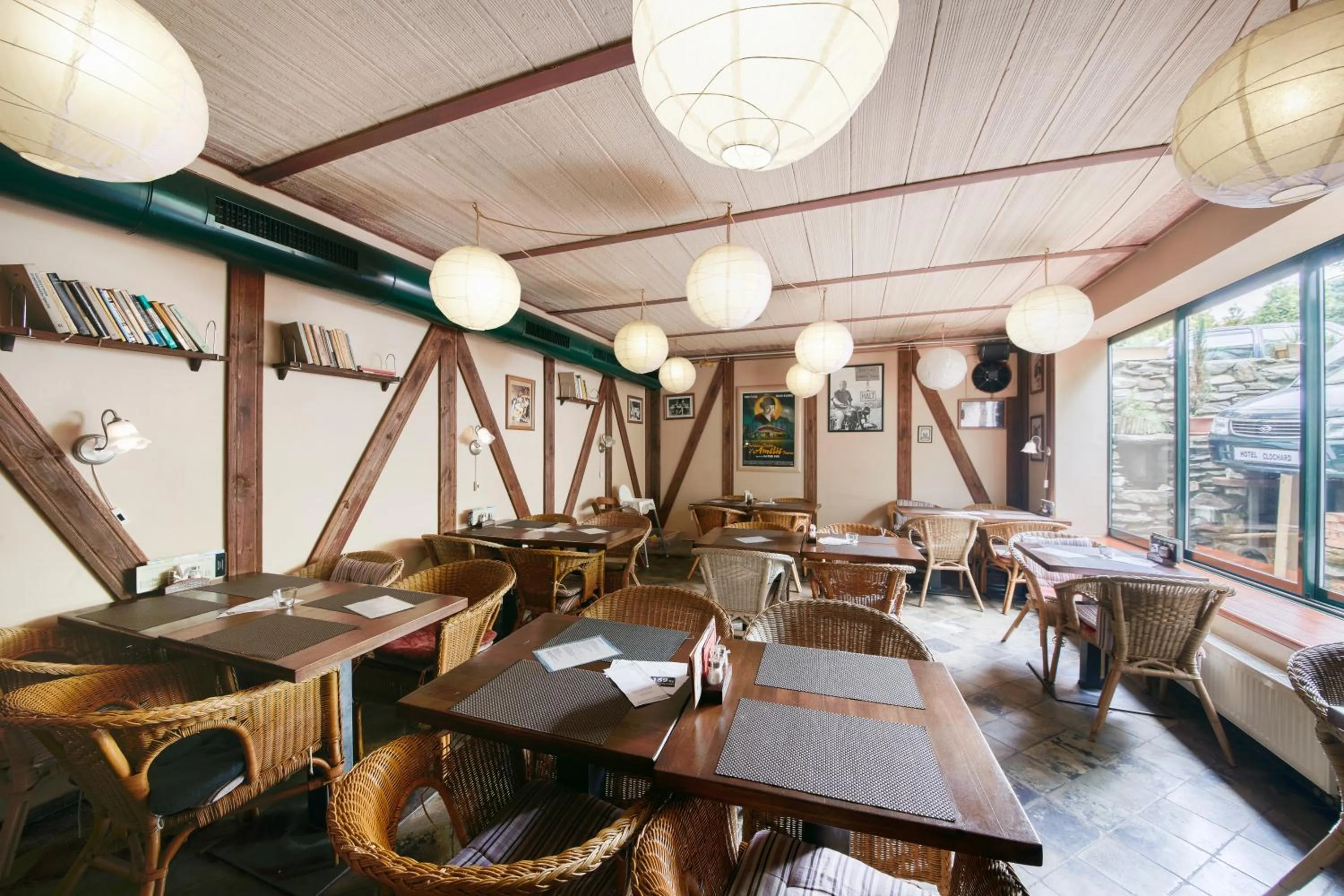 Restaurant/places to eat in Art HOTEL