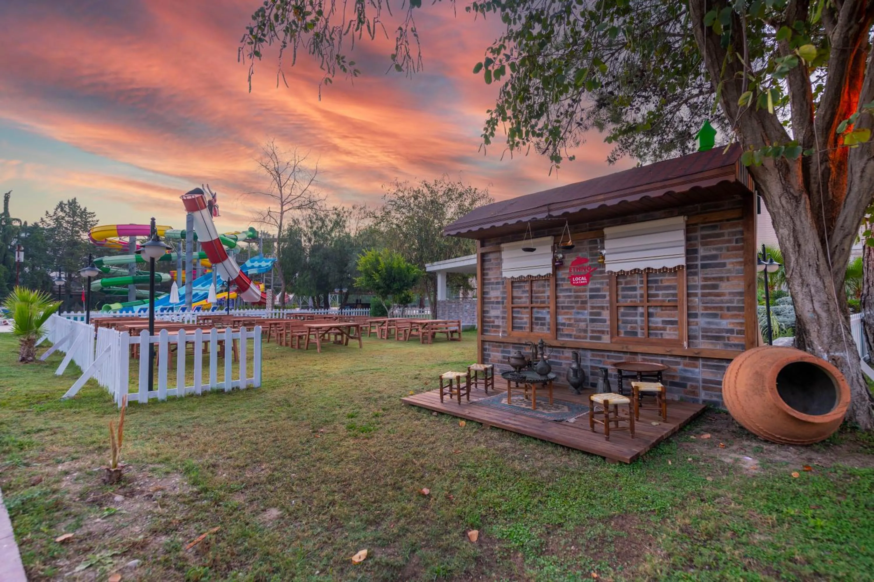 Restaurant/places to eat in Amara Comfort Resort