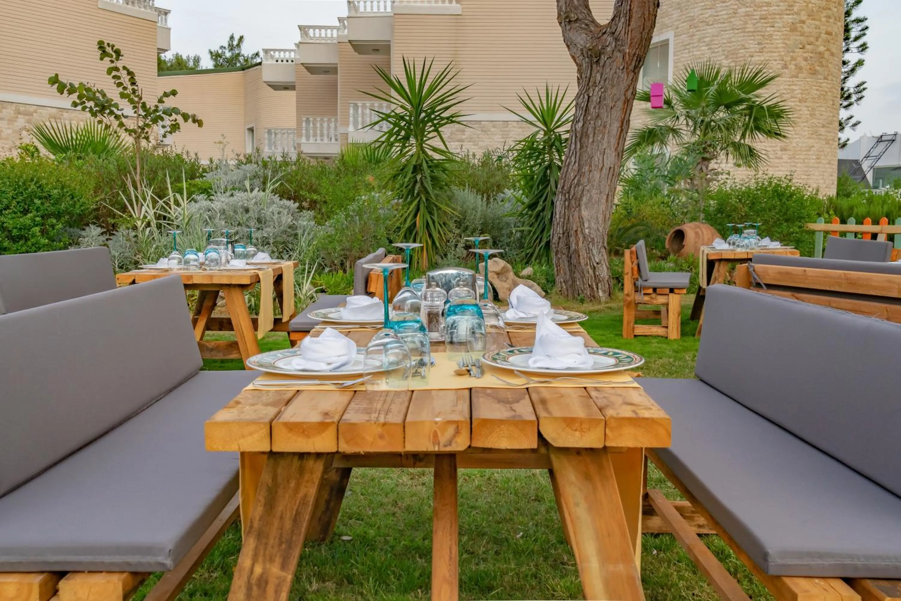 Restaurant/places to eat in Amara Comfort Resort