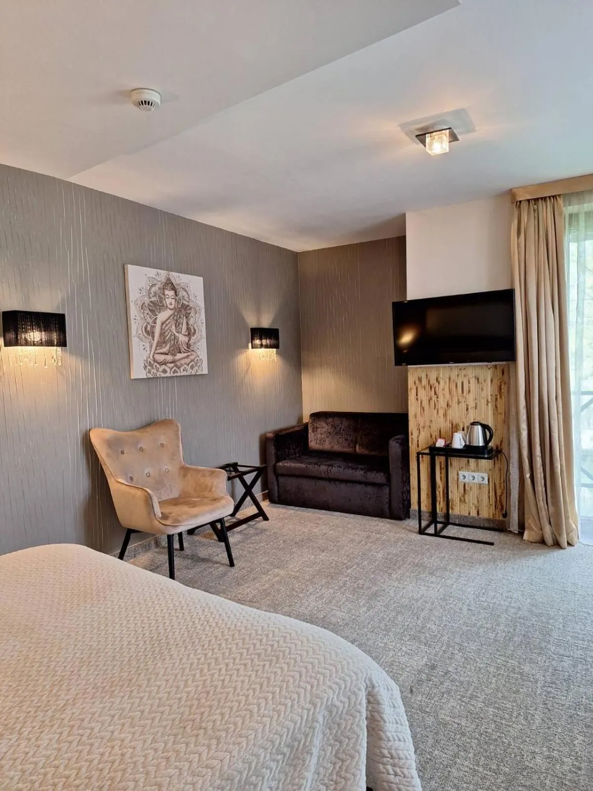 Seating area, Bed in Duna Garden Hotel