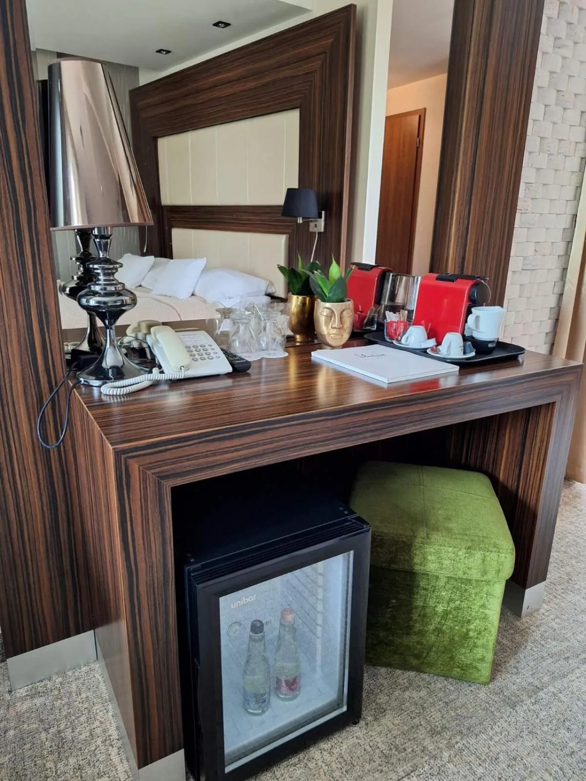 Seating area, Bed in Duna Garden Hotel