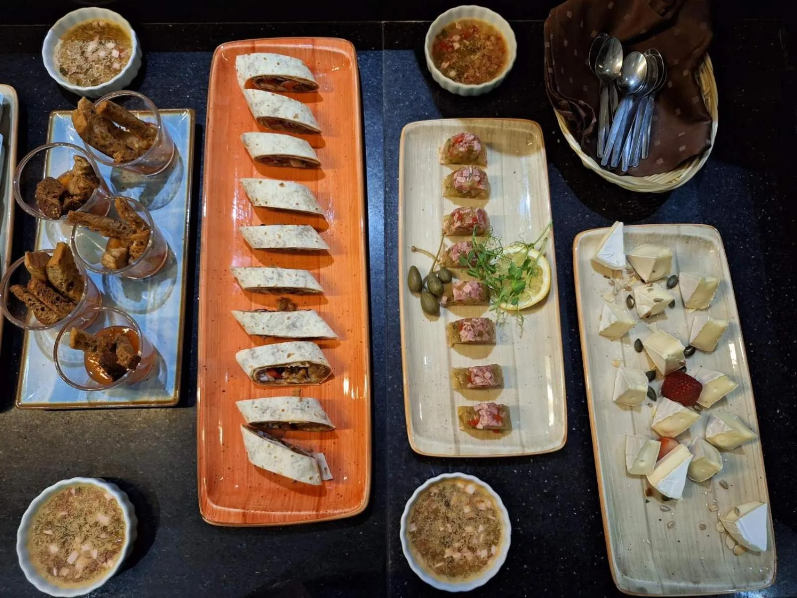 Food and drinks in Duna Garden Hotel