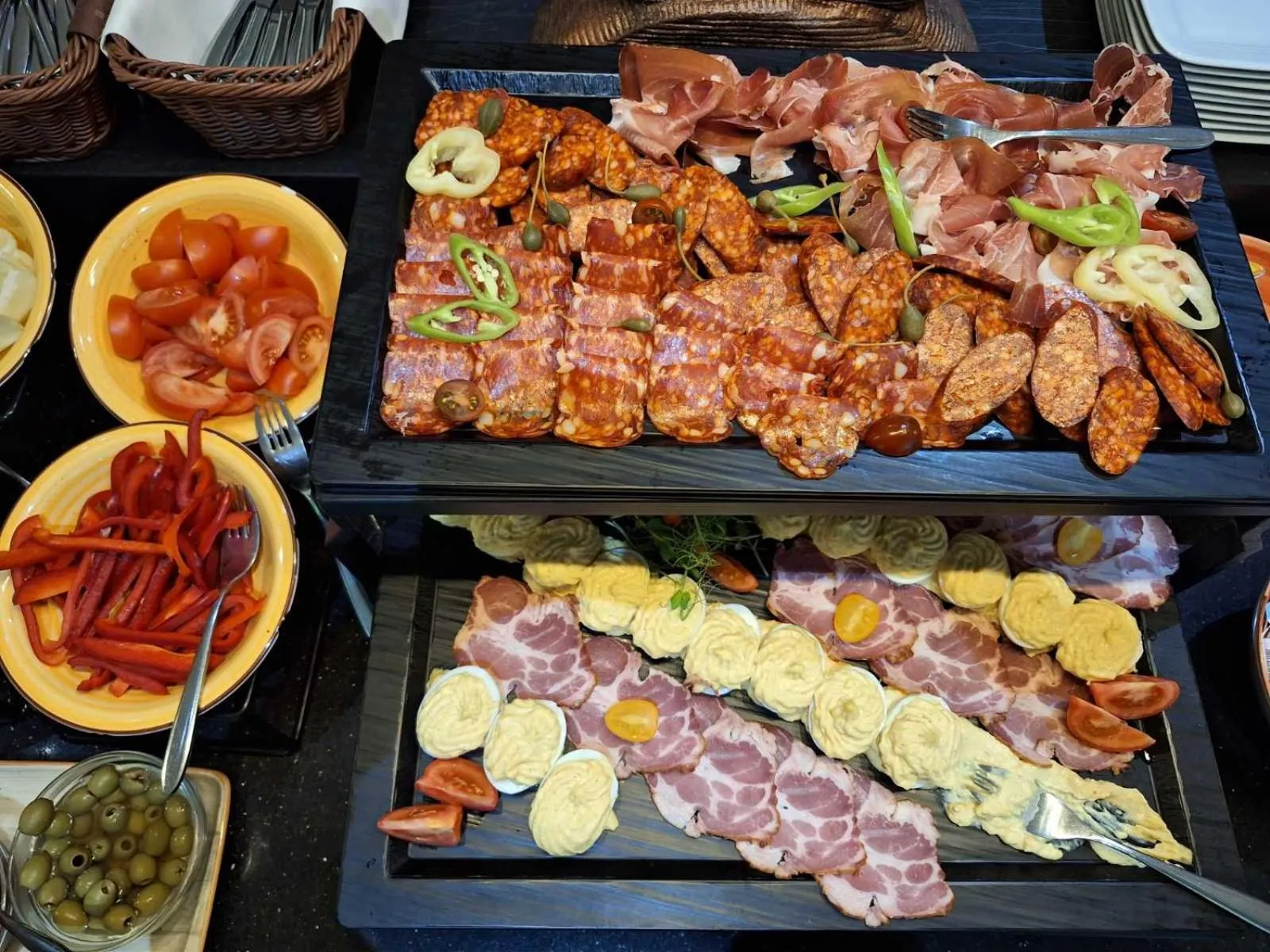 Food and drinks in Duna Garden Hotel