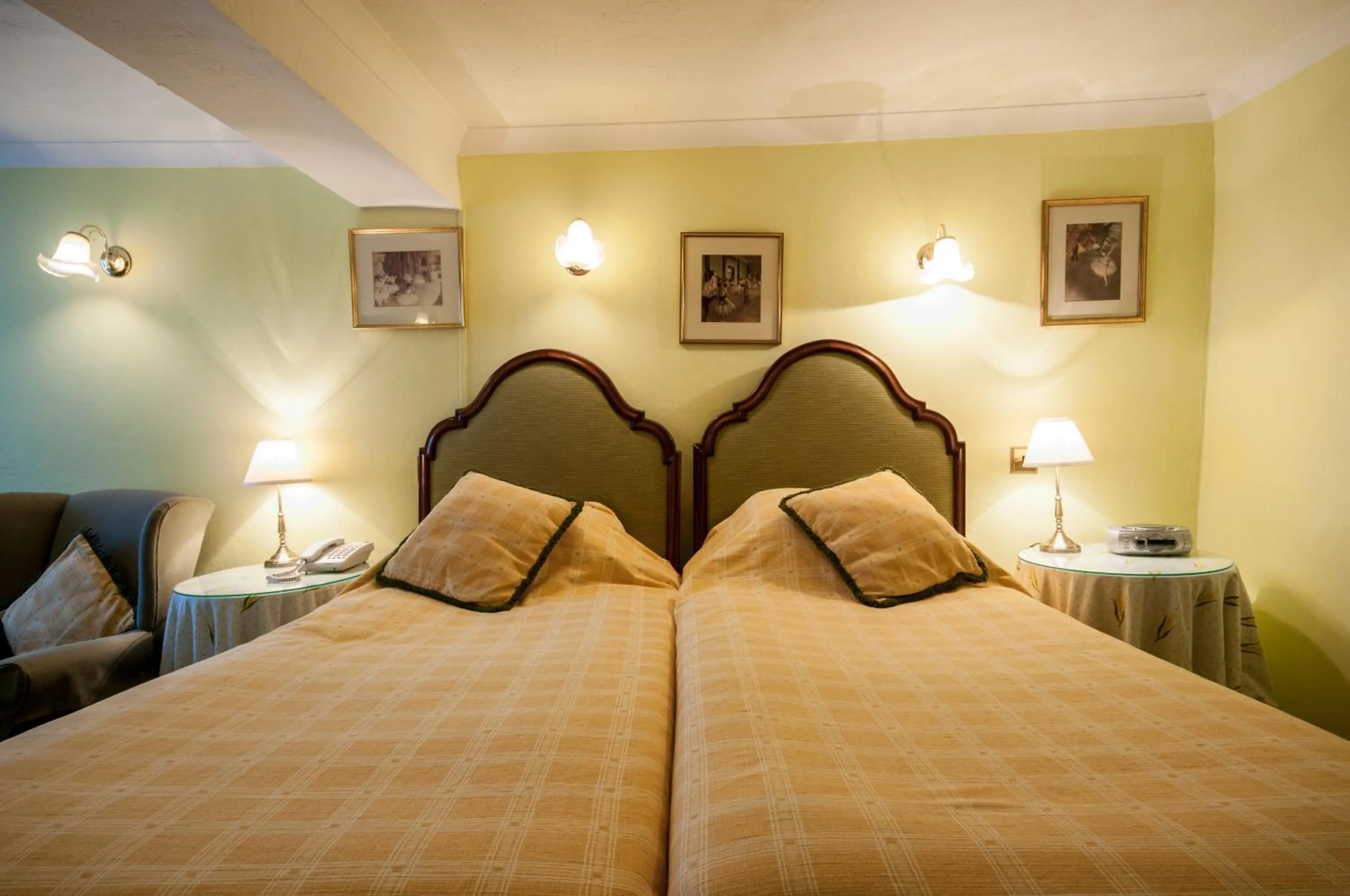 Bed in Bishopsgate House Hotel