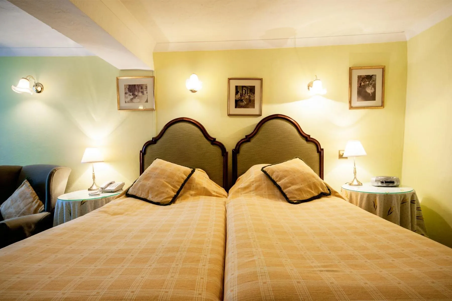 Bed in Bishopsgate House Hotel