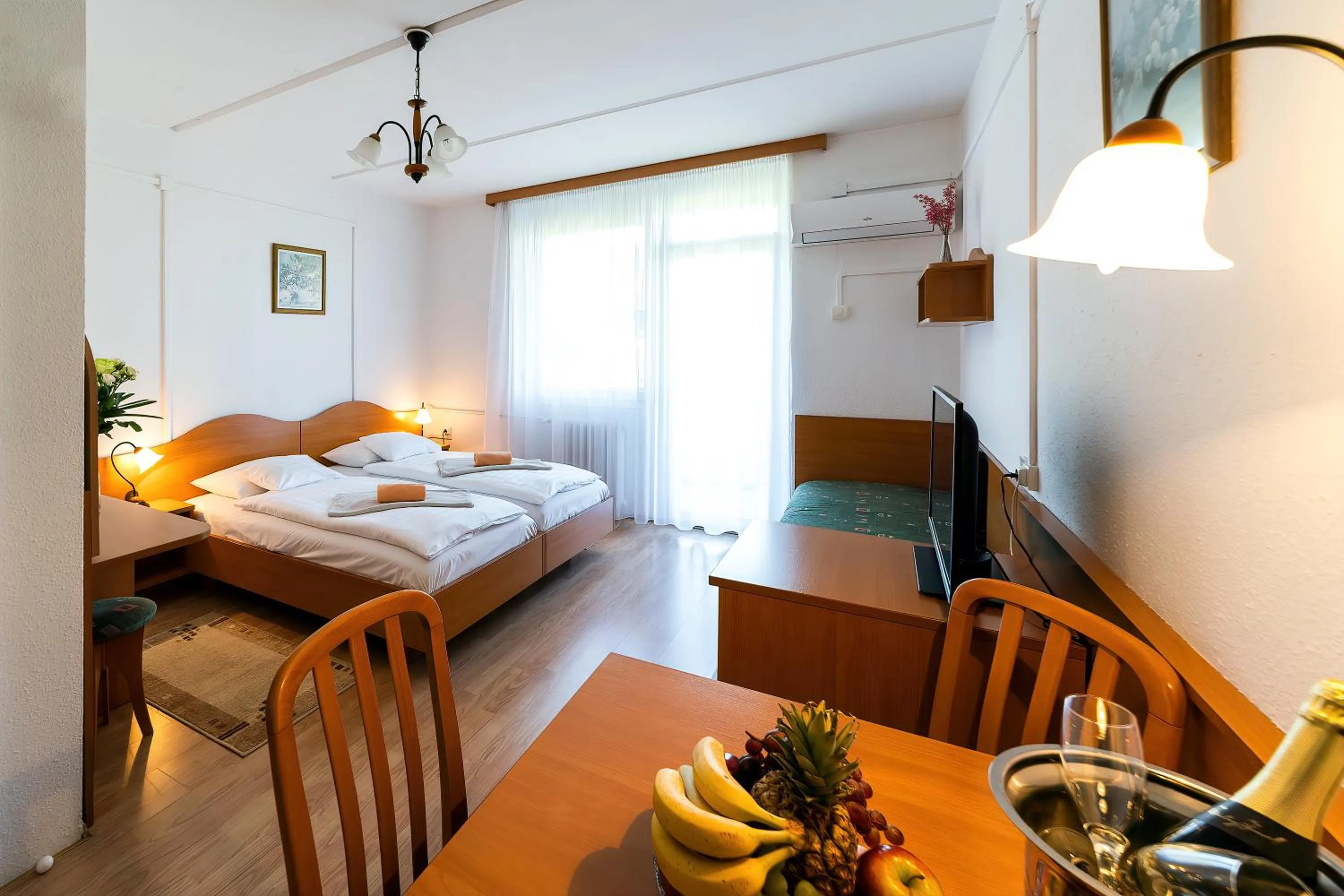 Photo of the whole room, Bed in Napfény Hotel