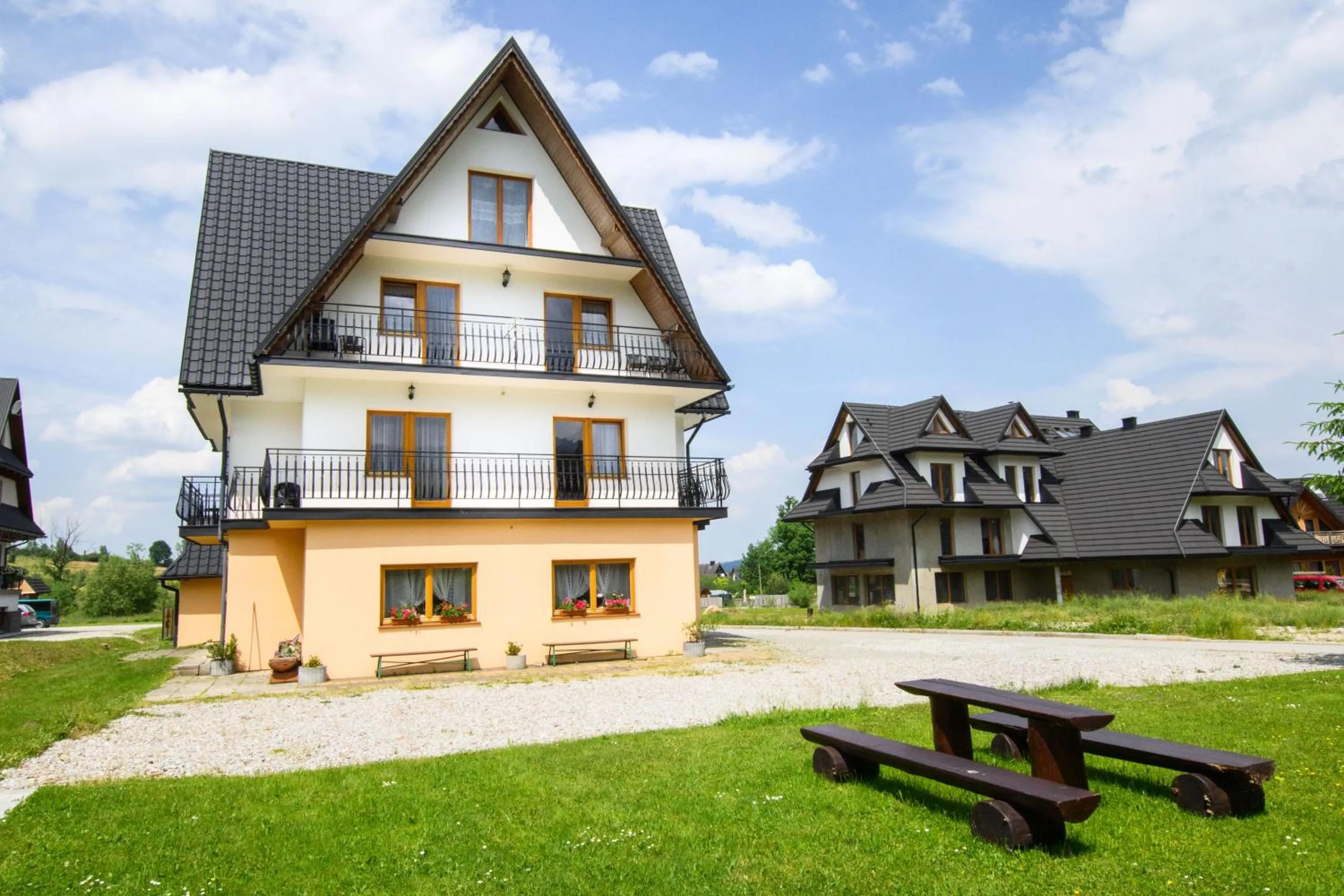 Property building in Willa Halinka