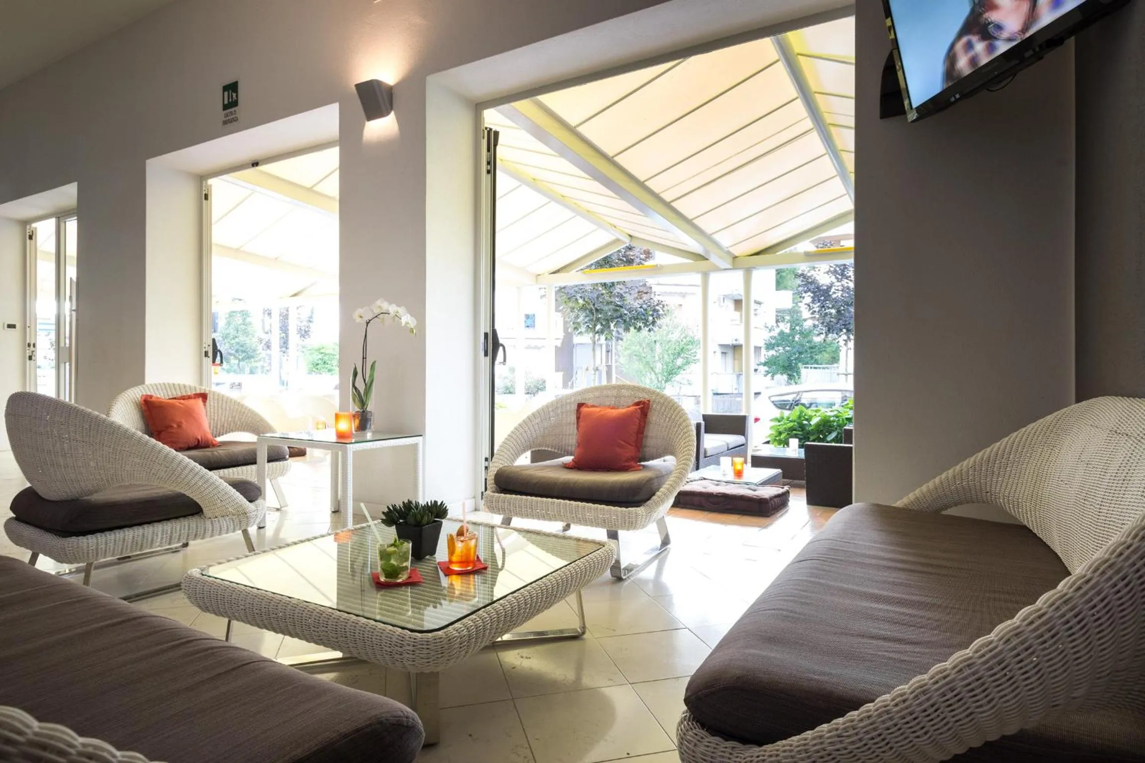 Communal lounge/ TV room in Hotel Aurora