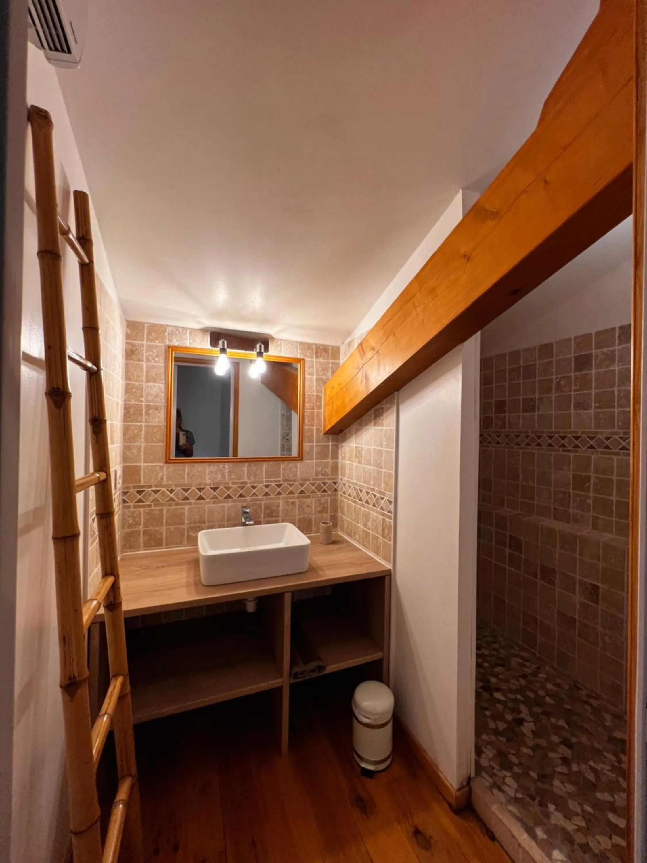 Shower in Le Jardin des Gorges