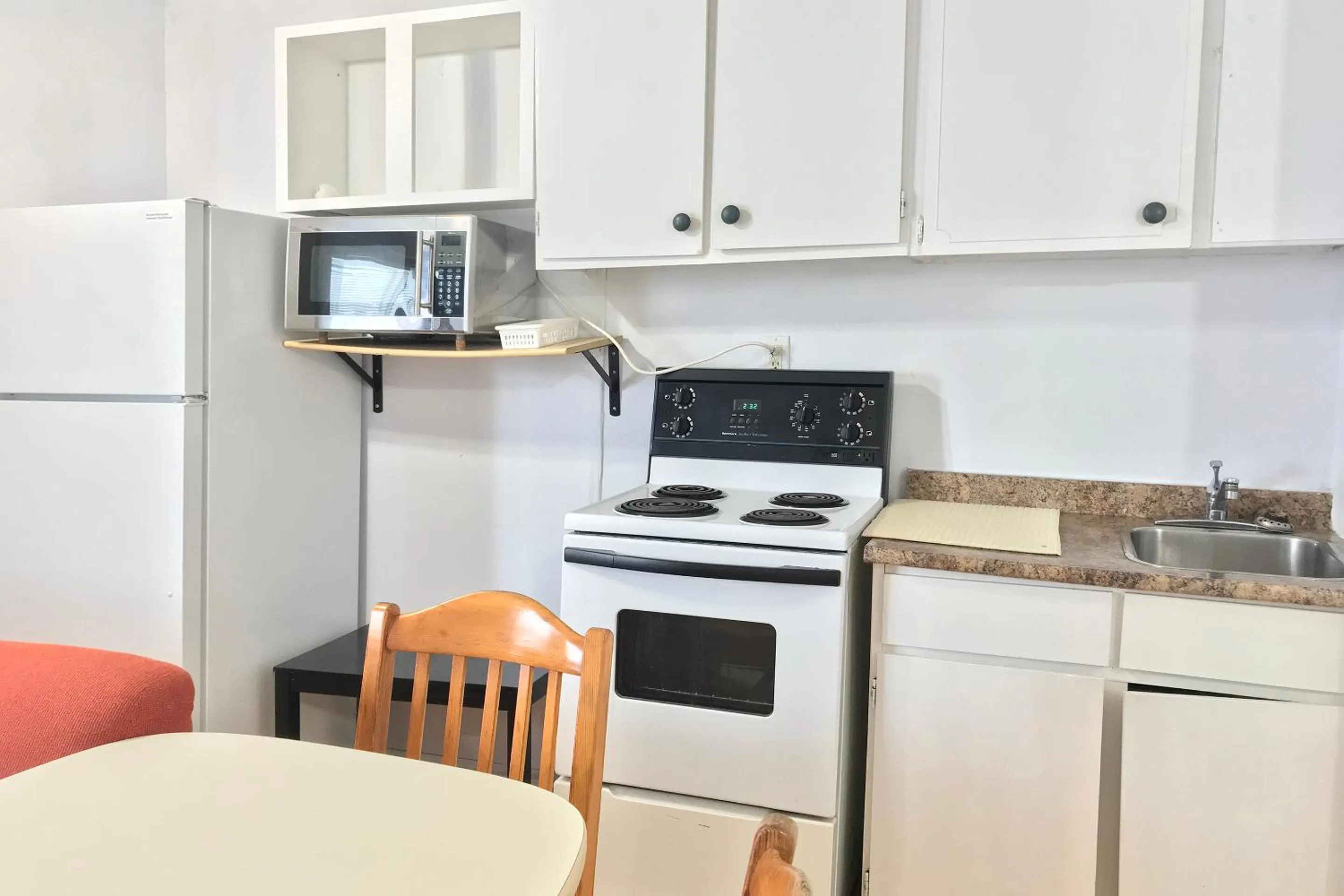 Kitchen or kitchenette in Bayside Motel Trenton