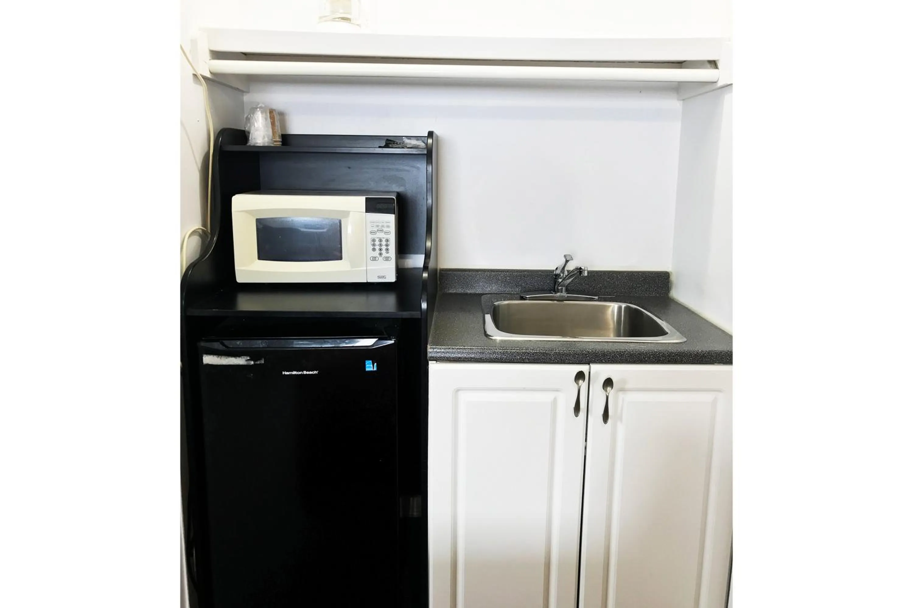Kitchen or kitchenette in Bayside Motel Trenton