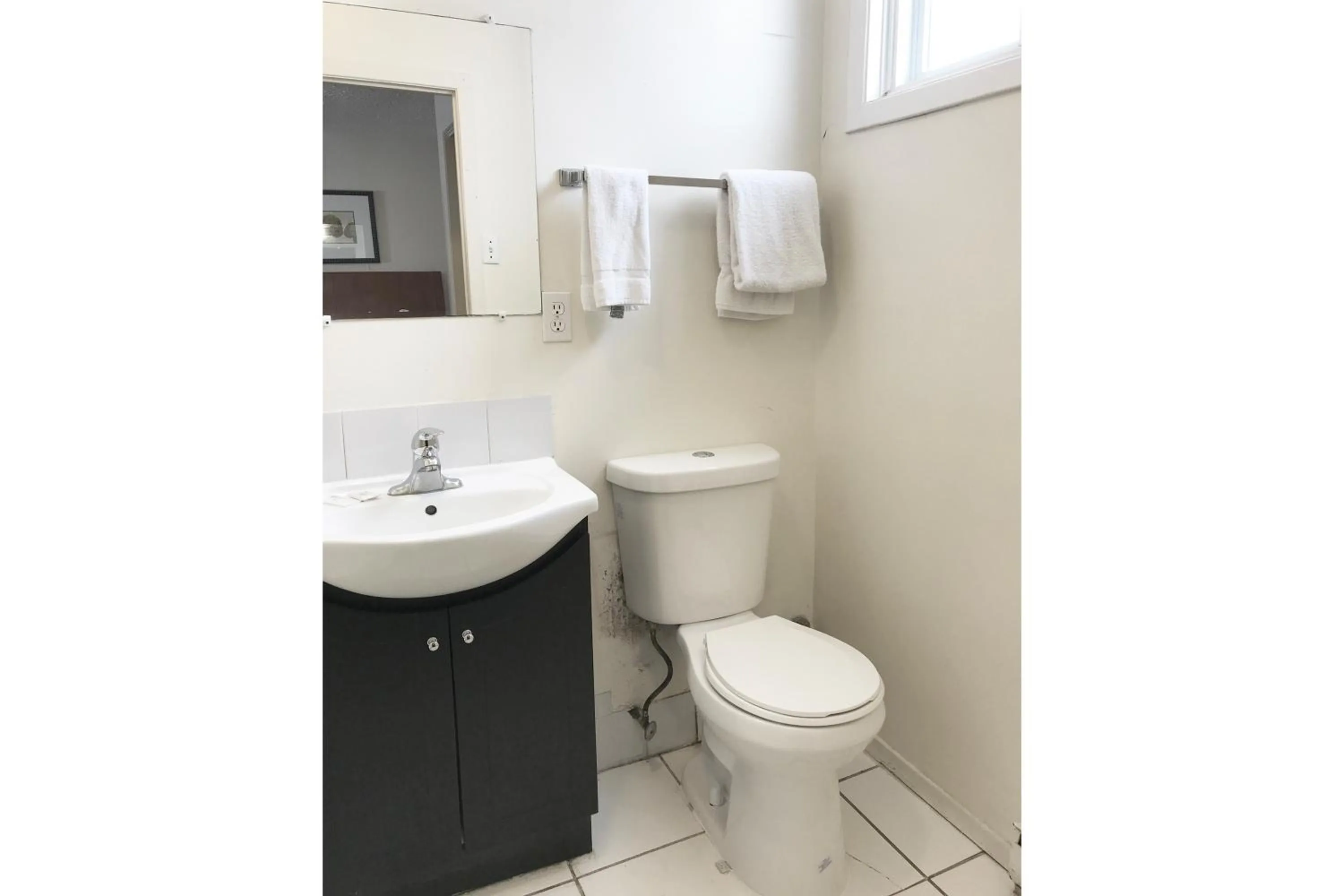 Bathroom in Bayside Motel Trenton