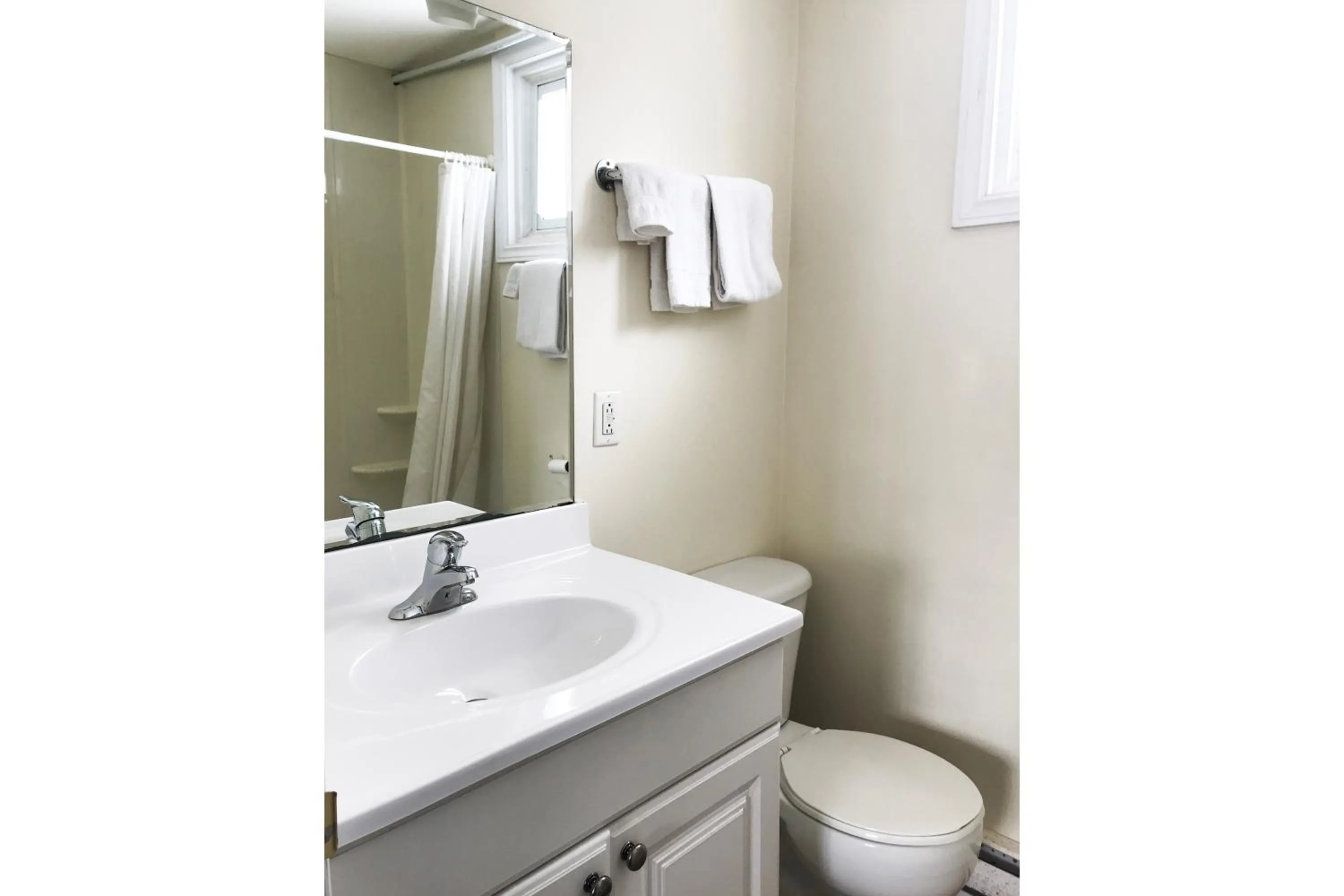 Bathroom in Bayside Motel Trenton