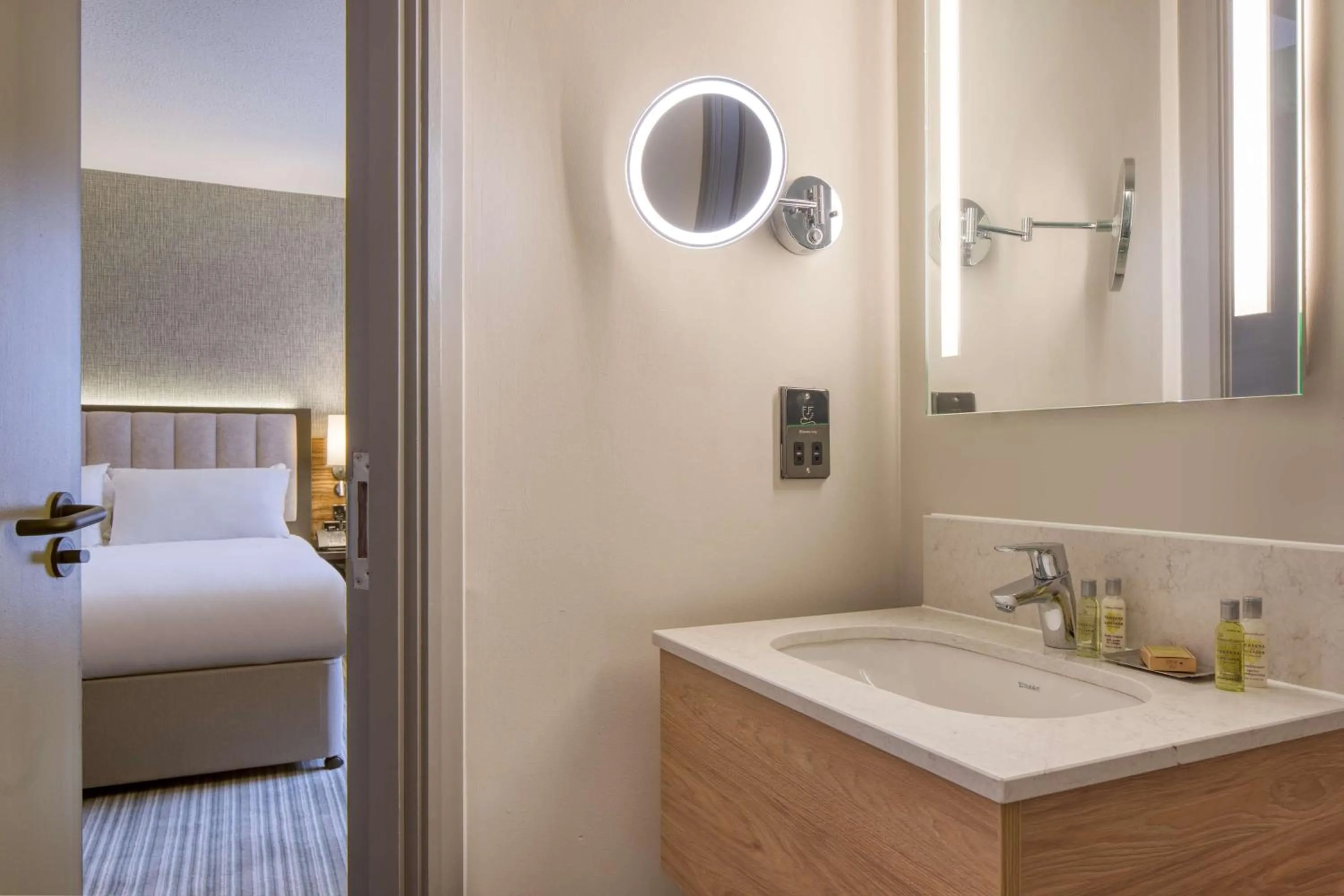 Bathroom, Bed in DoubleTree by Hilton London Chelsea