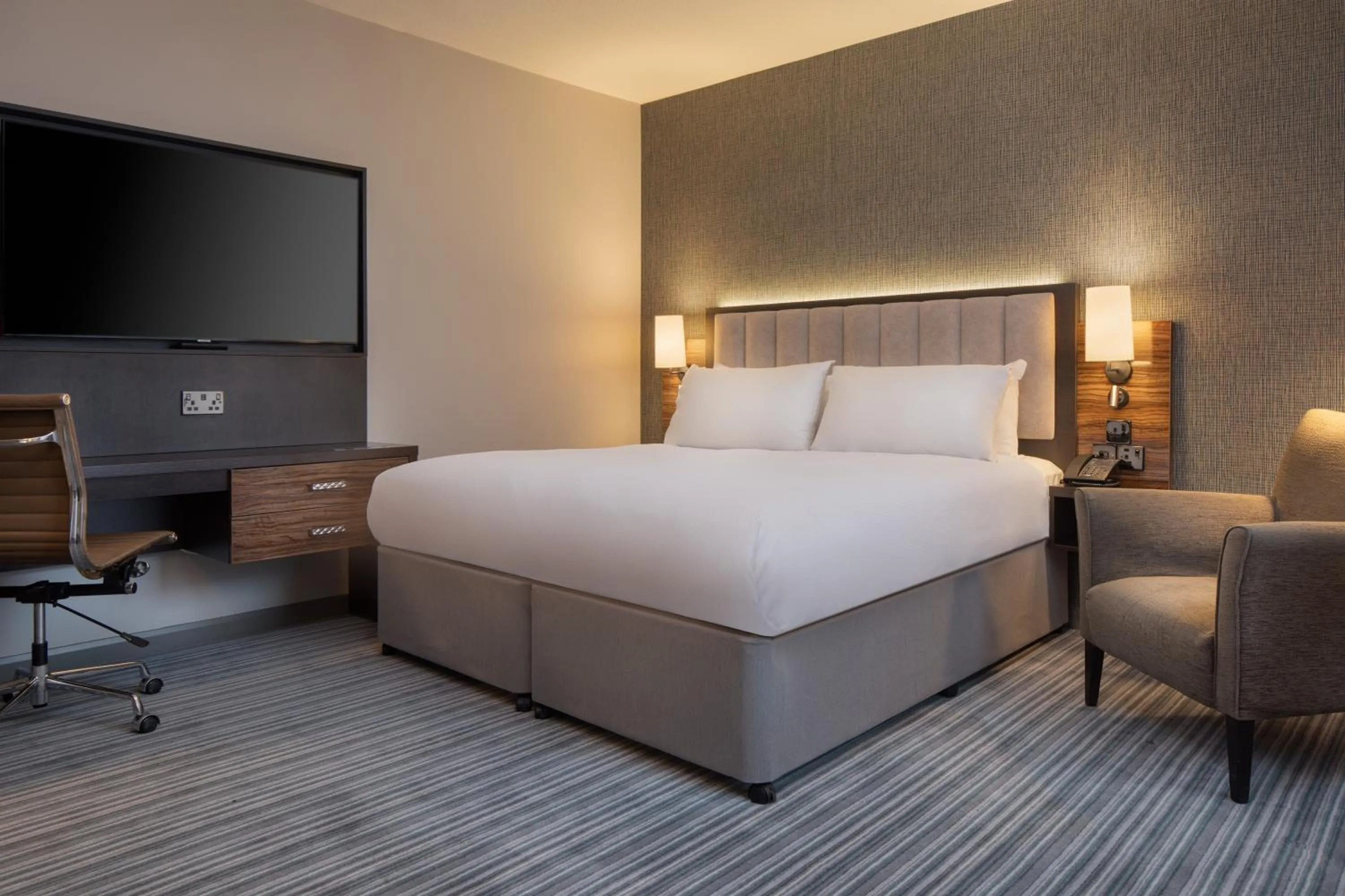Bedroom, Bed in DoubleTree by Hilton London Chelsea