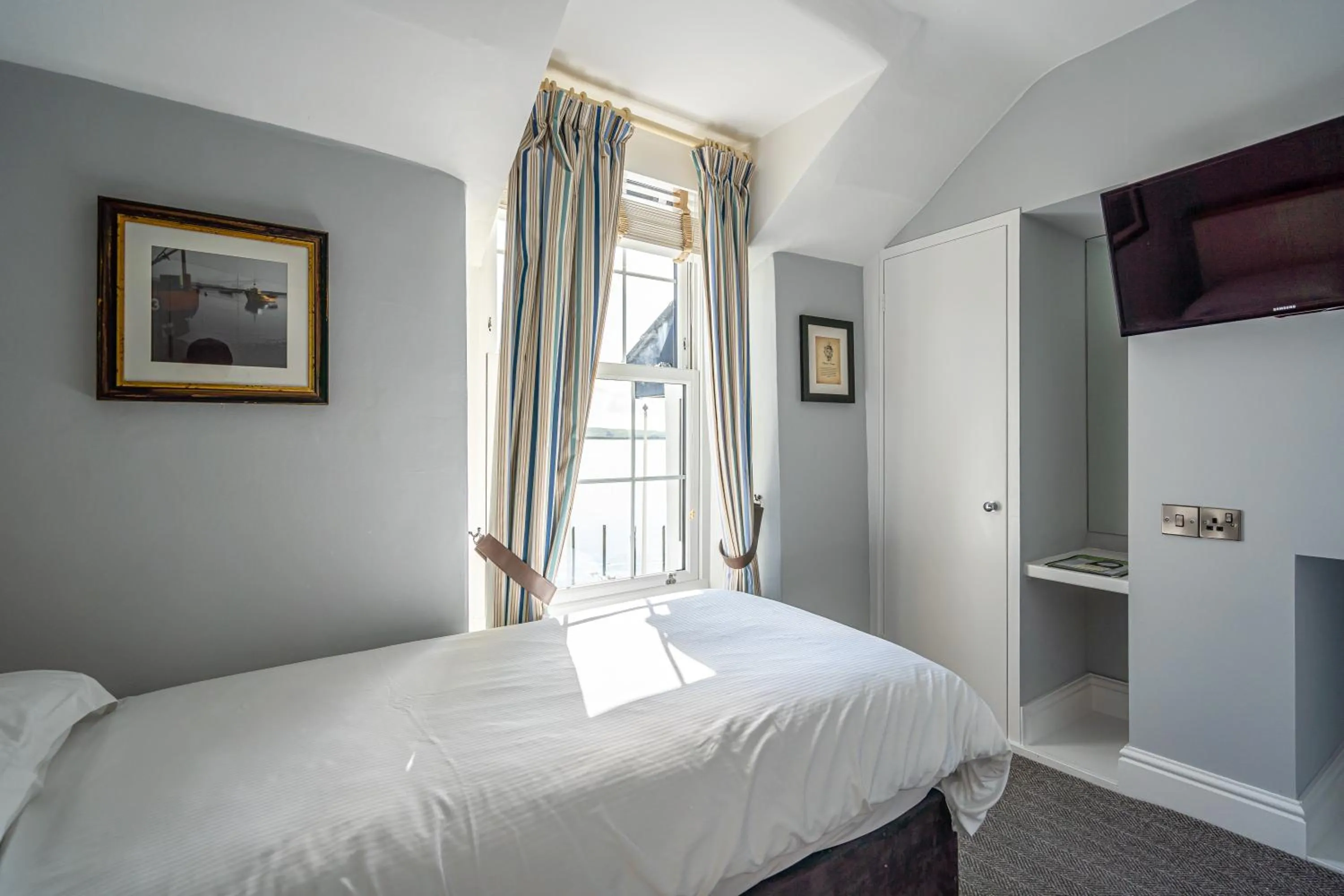 Bedroom, Bed in Penhelig Arms