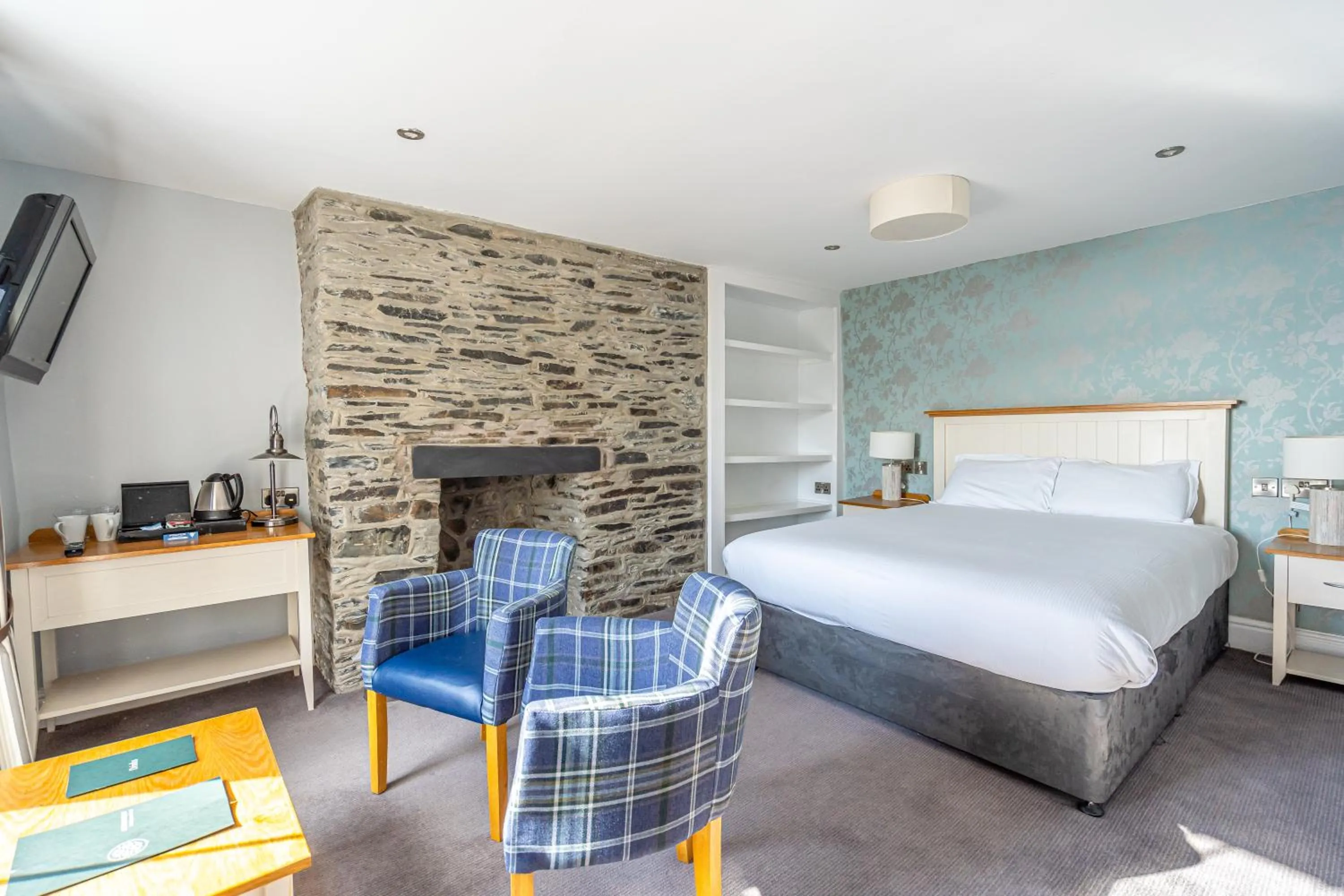 Bedroom, Bed in Penhelig Arms