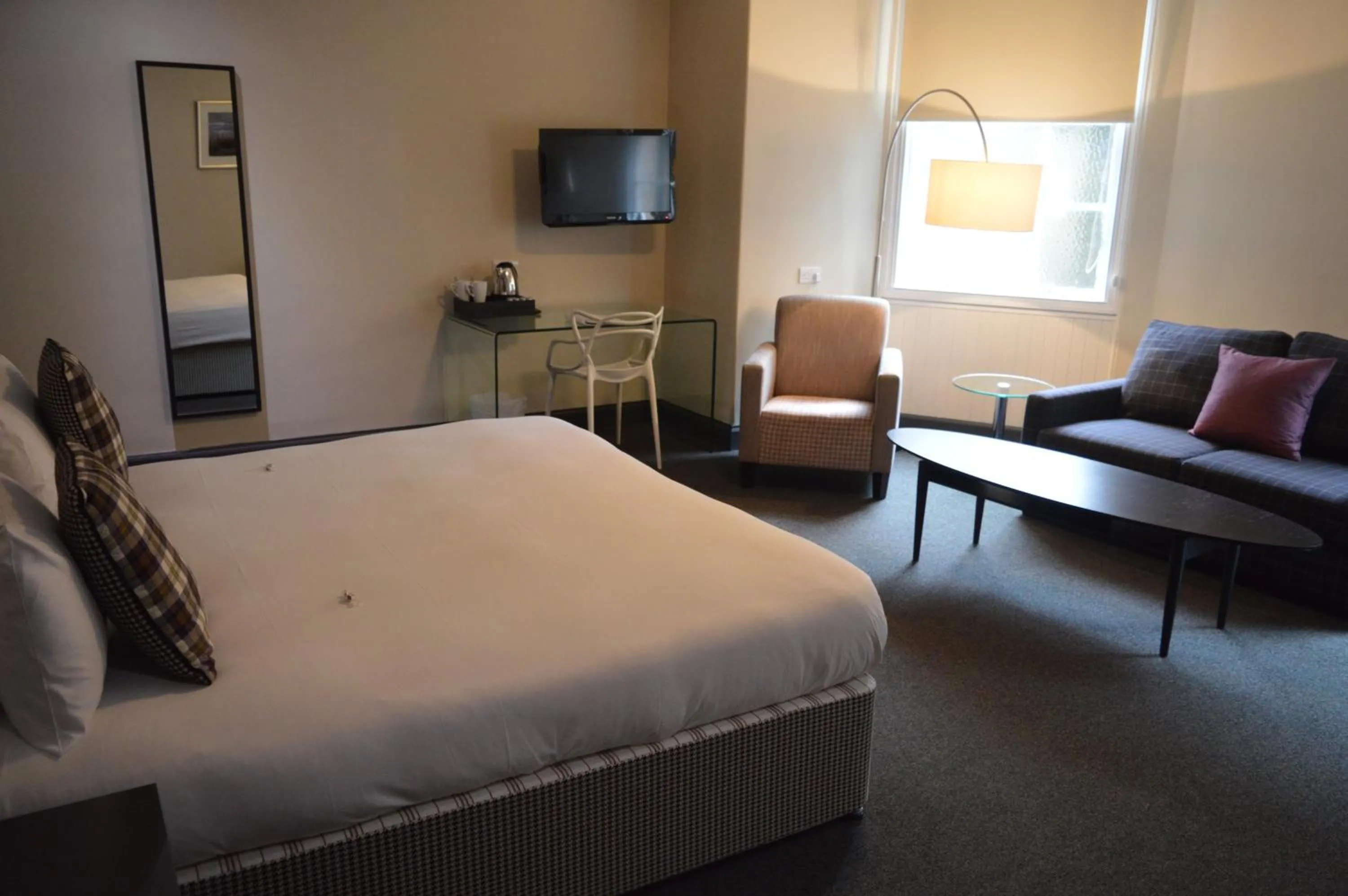 Photo of the whole room, Bed in B+B Edinburgh