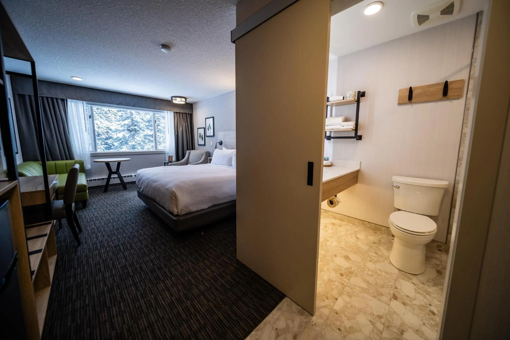 Bathroom, Bed in Mountaineer Lodge
