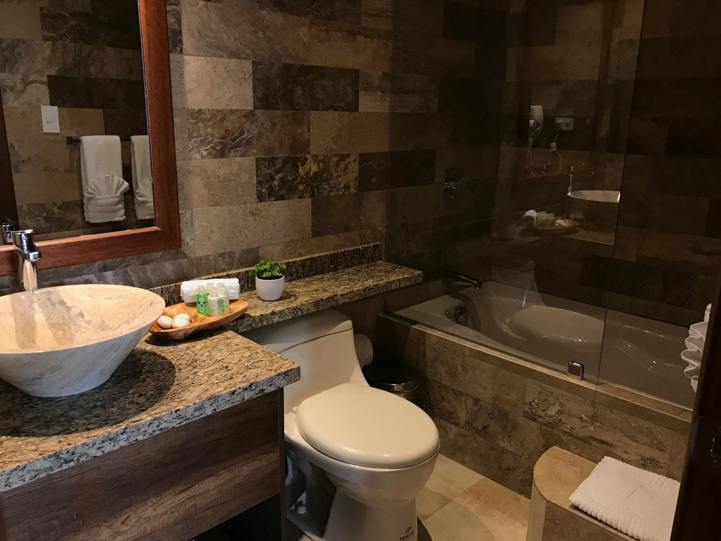 Shower in Ilalo Garden Hotel & Restaurant