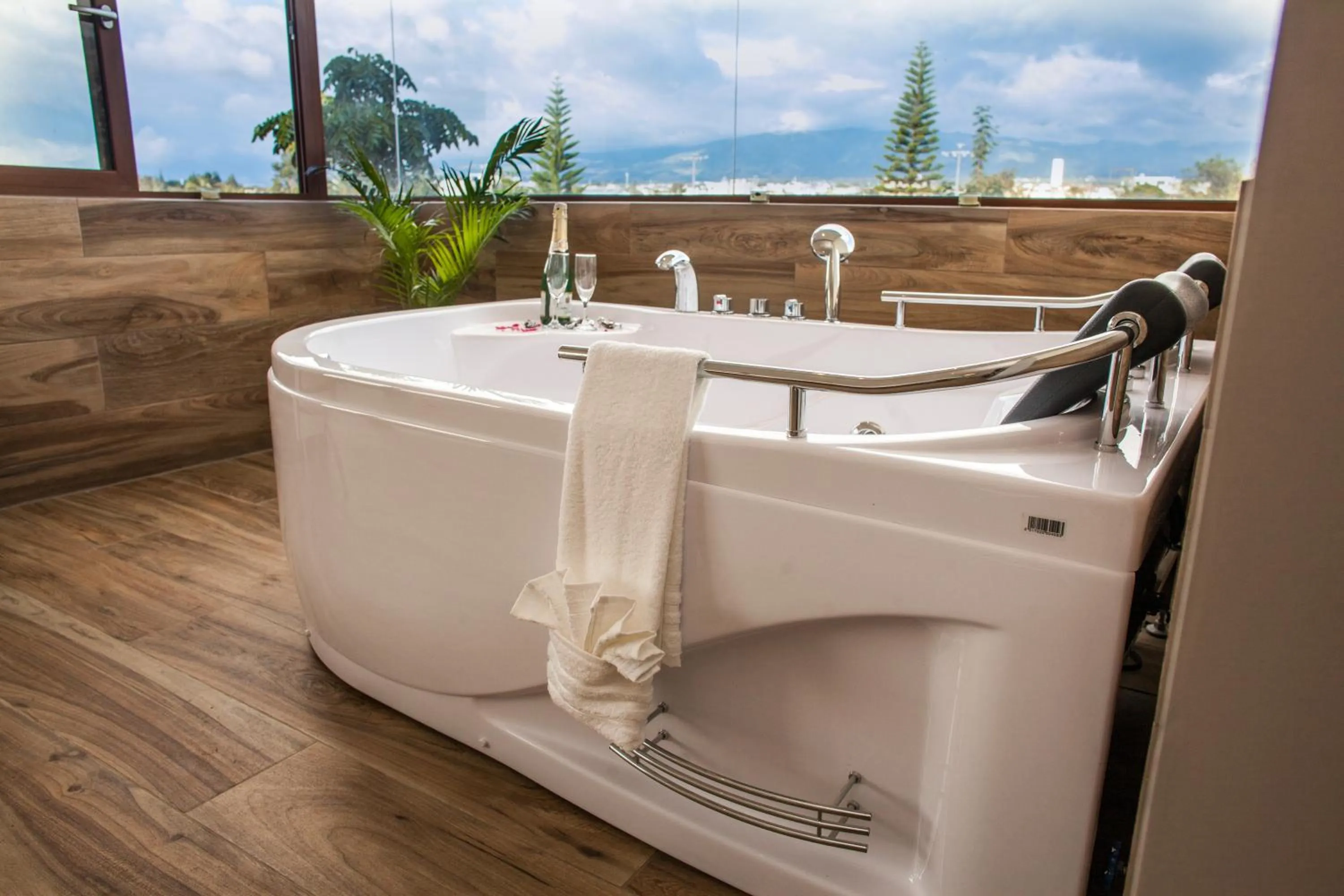 Hot Tub in Ilalo Garden Hotel & Restaurant