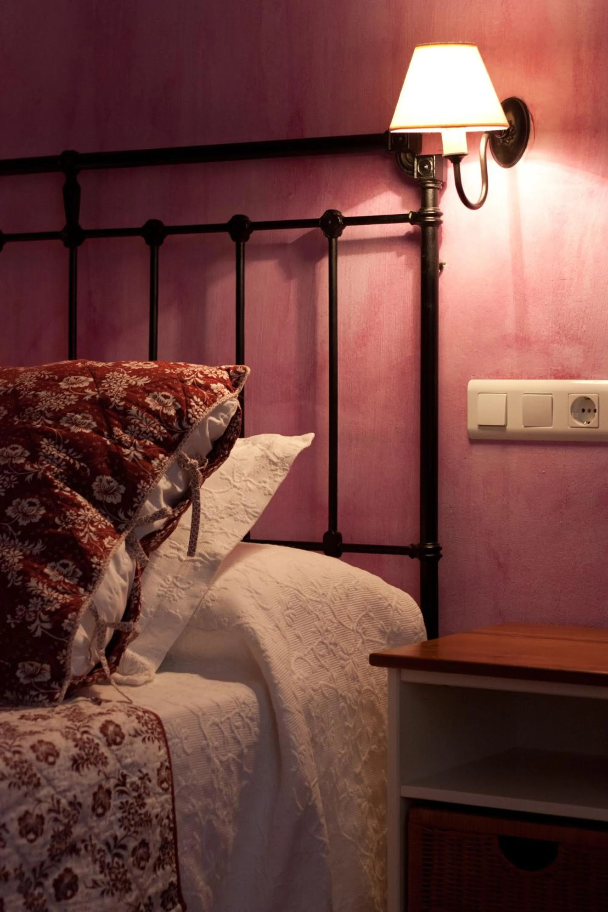 Decorative detail, Bed in Sierra Quilama -TOP 3 en Alojamientos-Junto a La ALBERCA