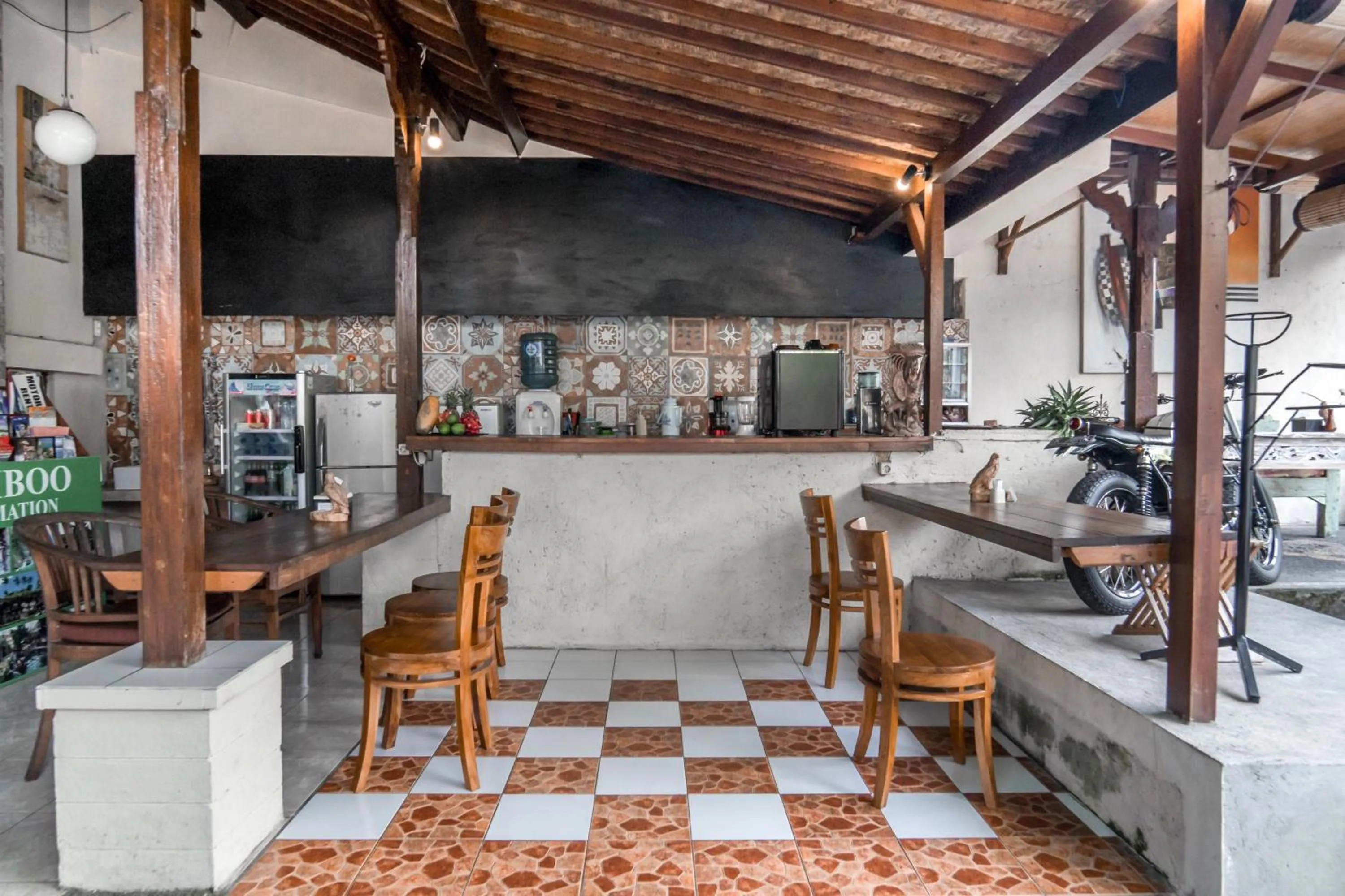 Restaurant/places to eat in Sari Bamboo Bungalows