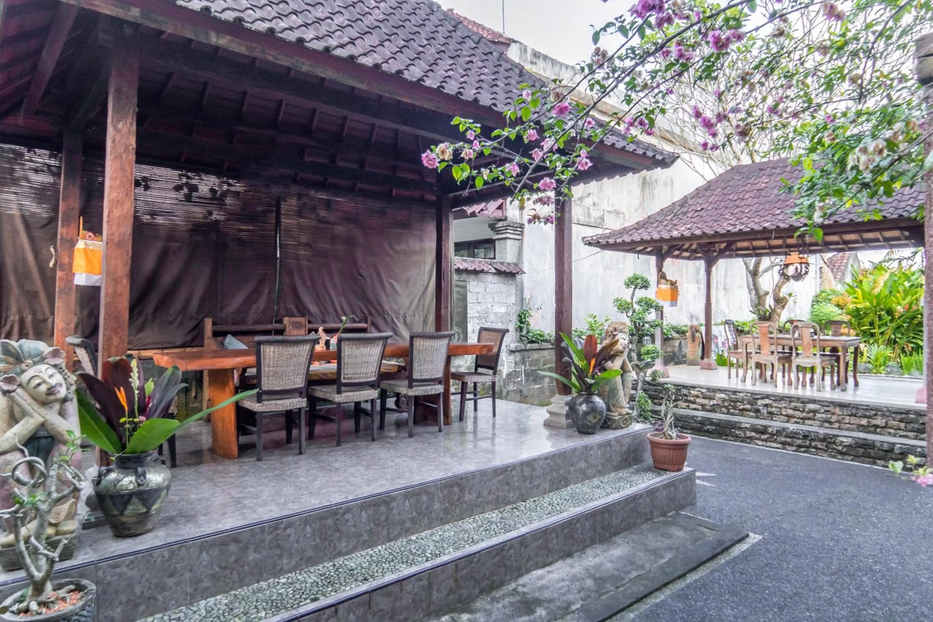 Restaurant/places to eat in Sari Bamboo Bungalows