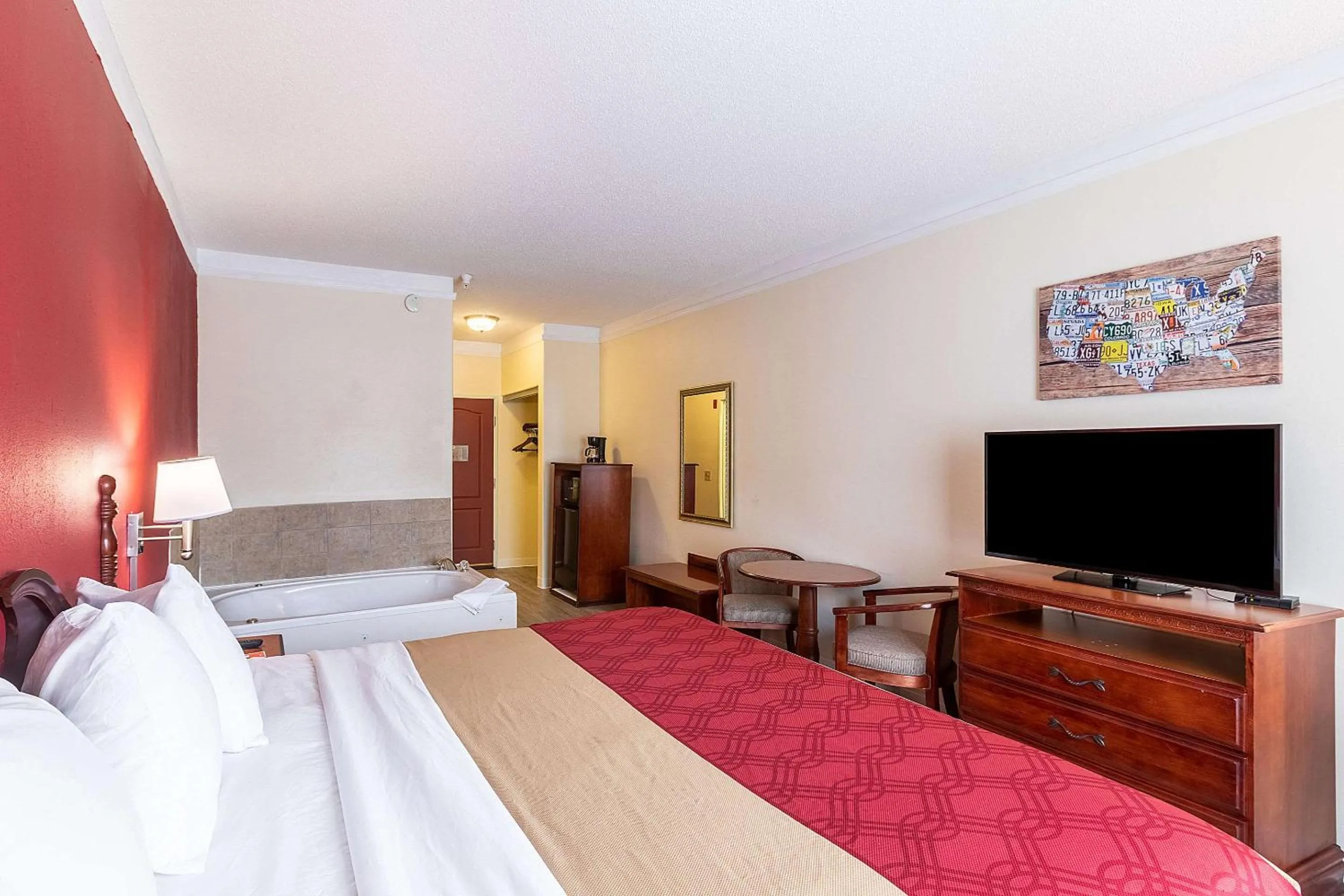 Photo of the whole room, Bed in Econo Lodge Inn & Suites Douglasville