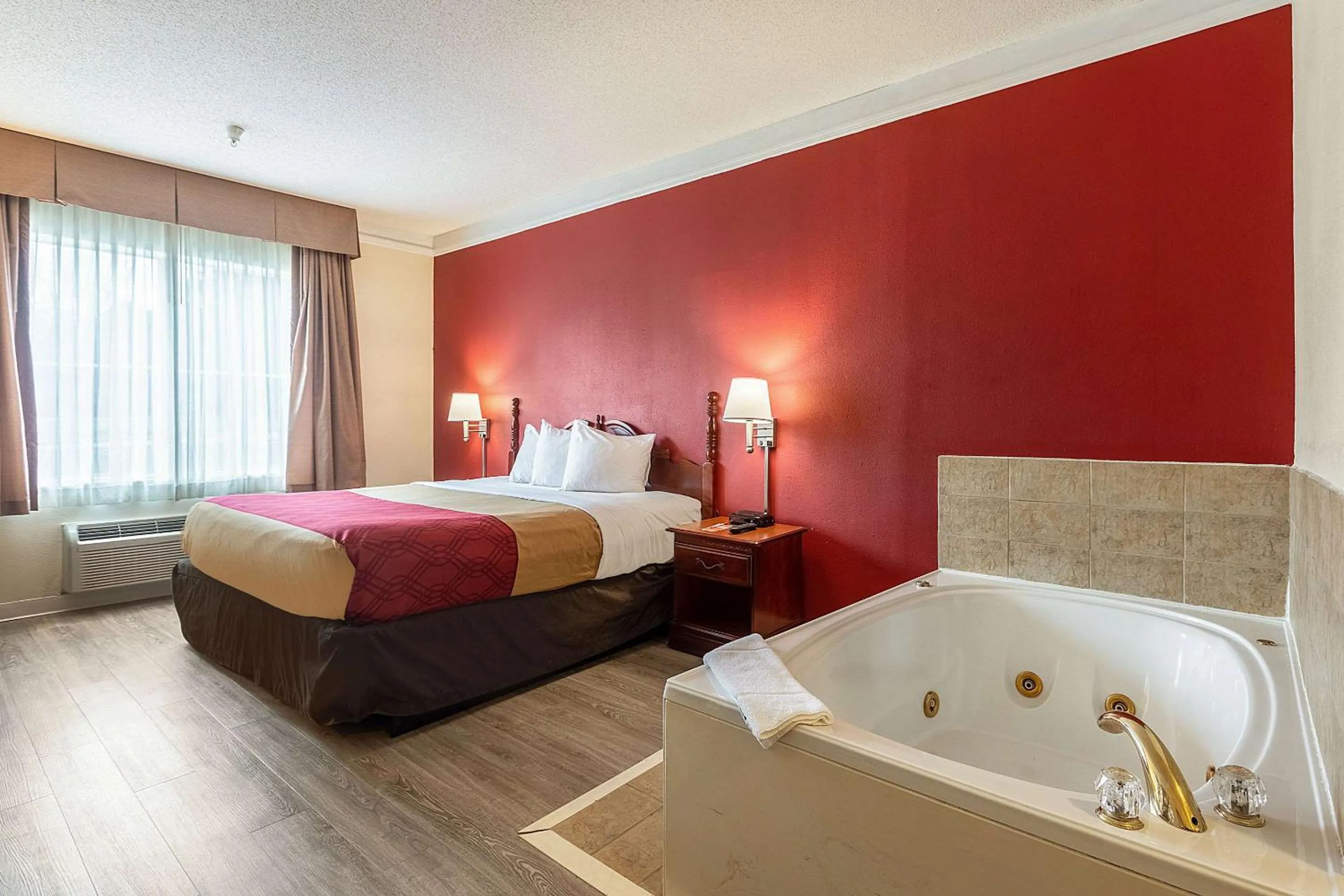 Photo of the whole room, Bed in Econo Lodge Inn & Suites Douglasville