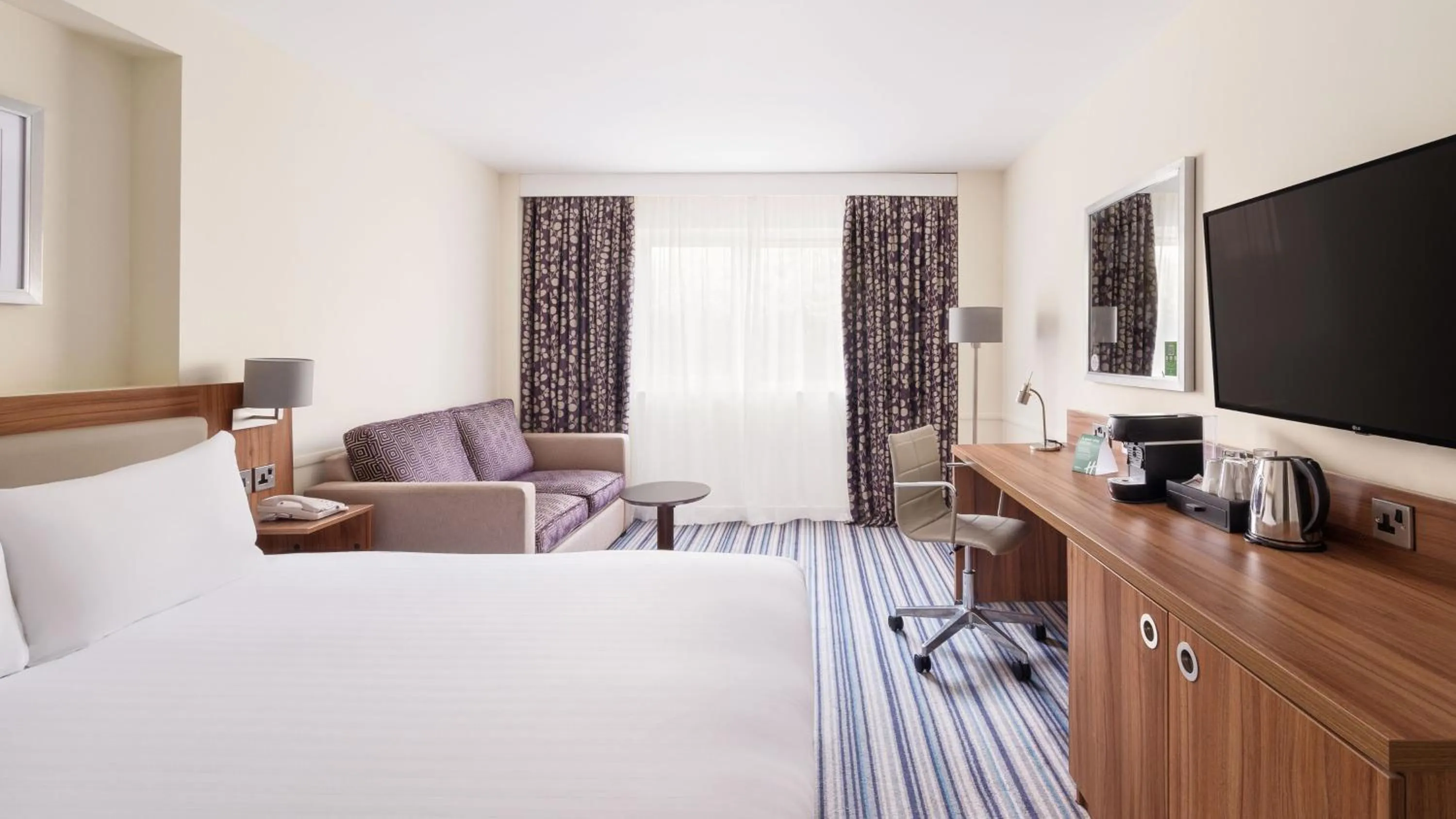 Photo of the whole room, Bed in Holiday Inn Taunton M5, Jct25 by IHG