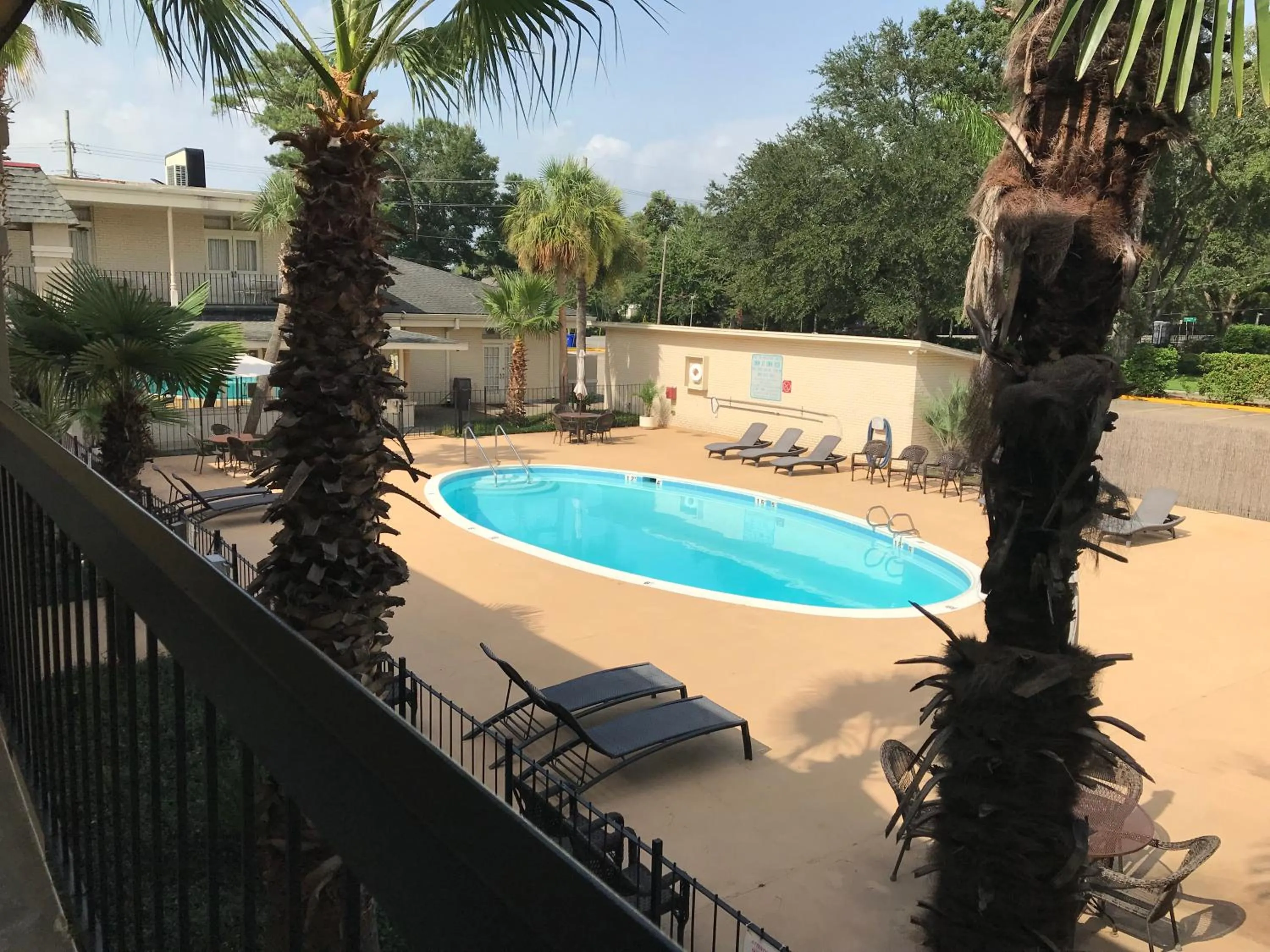 Swimming pool in Carmel Inn and Suites Thibodaux