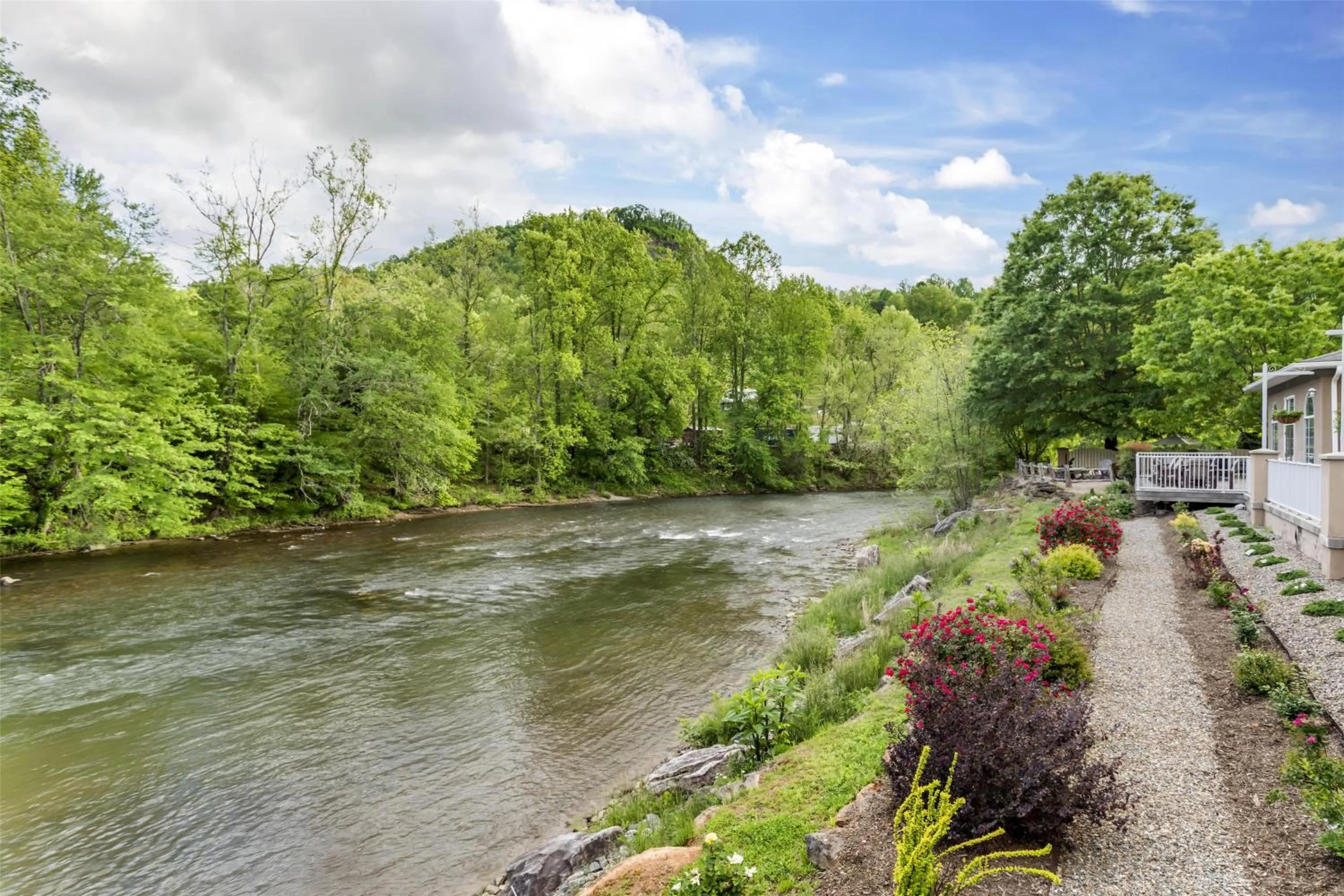 Property building in Best Western Plus River Escape Sylva / Dillsboro