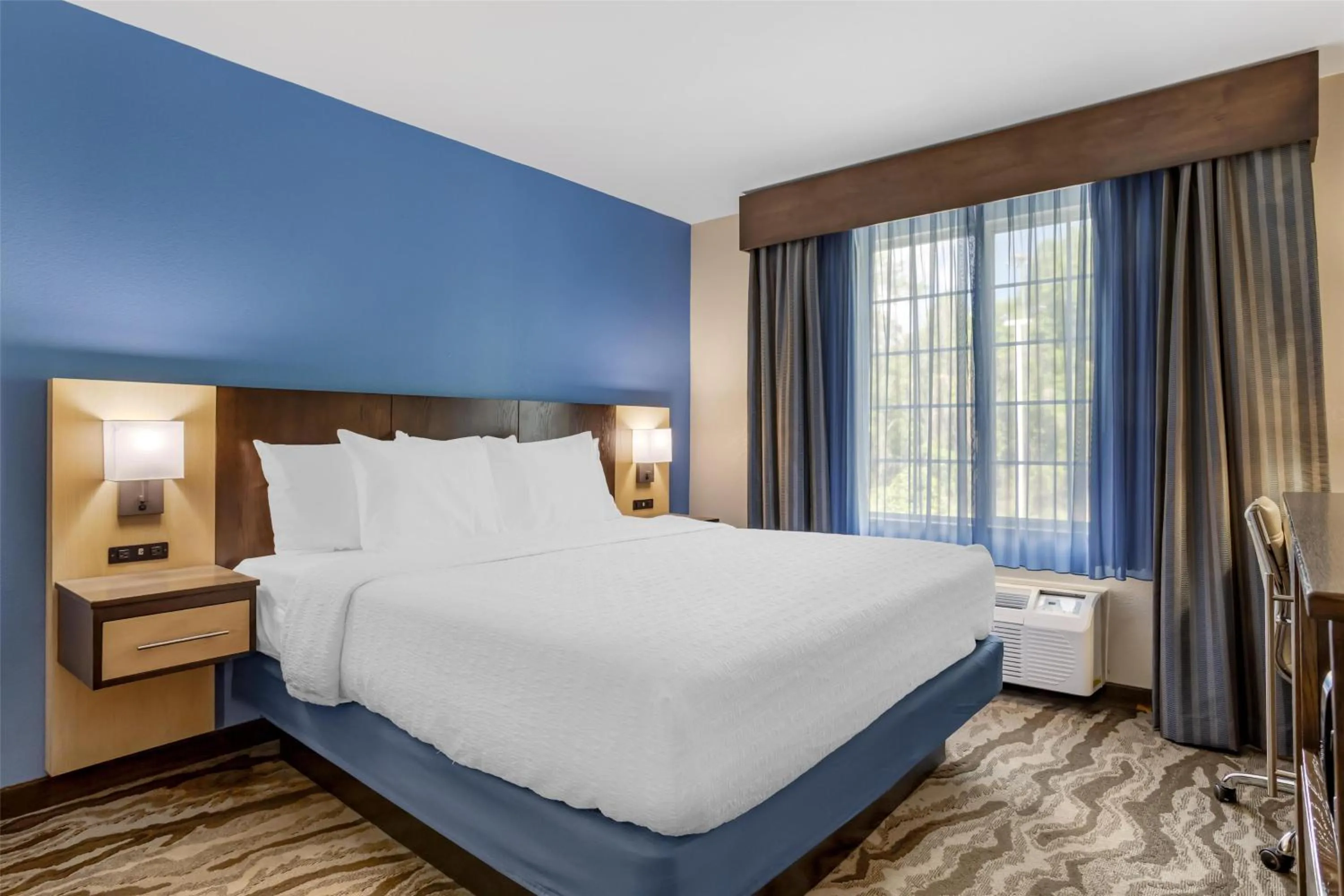 Bedroom, Bed in Best Western Plus River Escape Sylva / Dillsboro