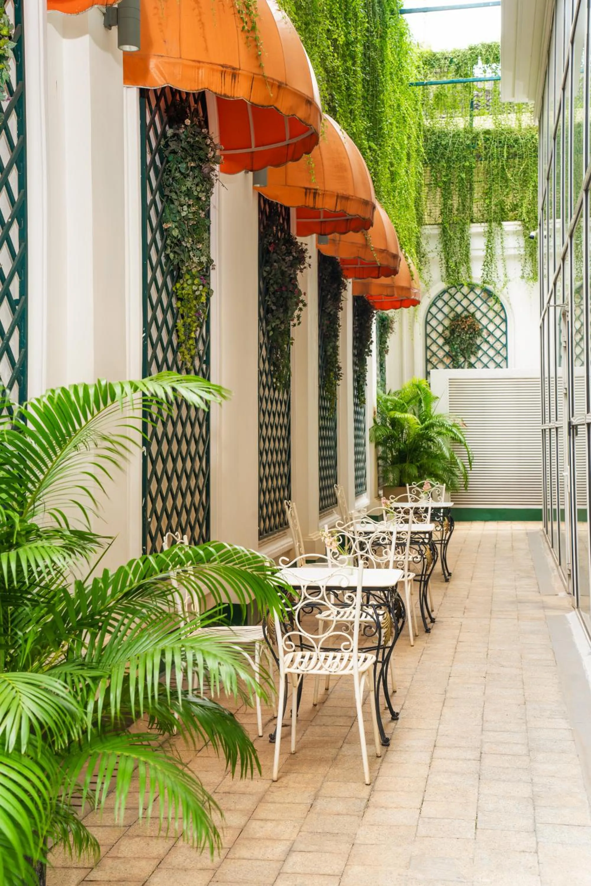 Restaurant/places to eat in T-Ritz Saigon Hotel & Apartment