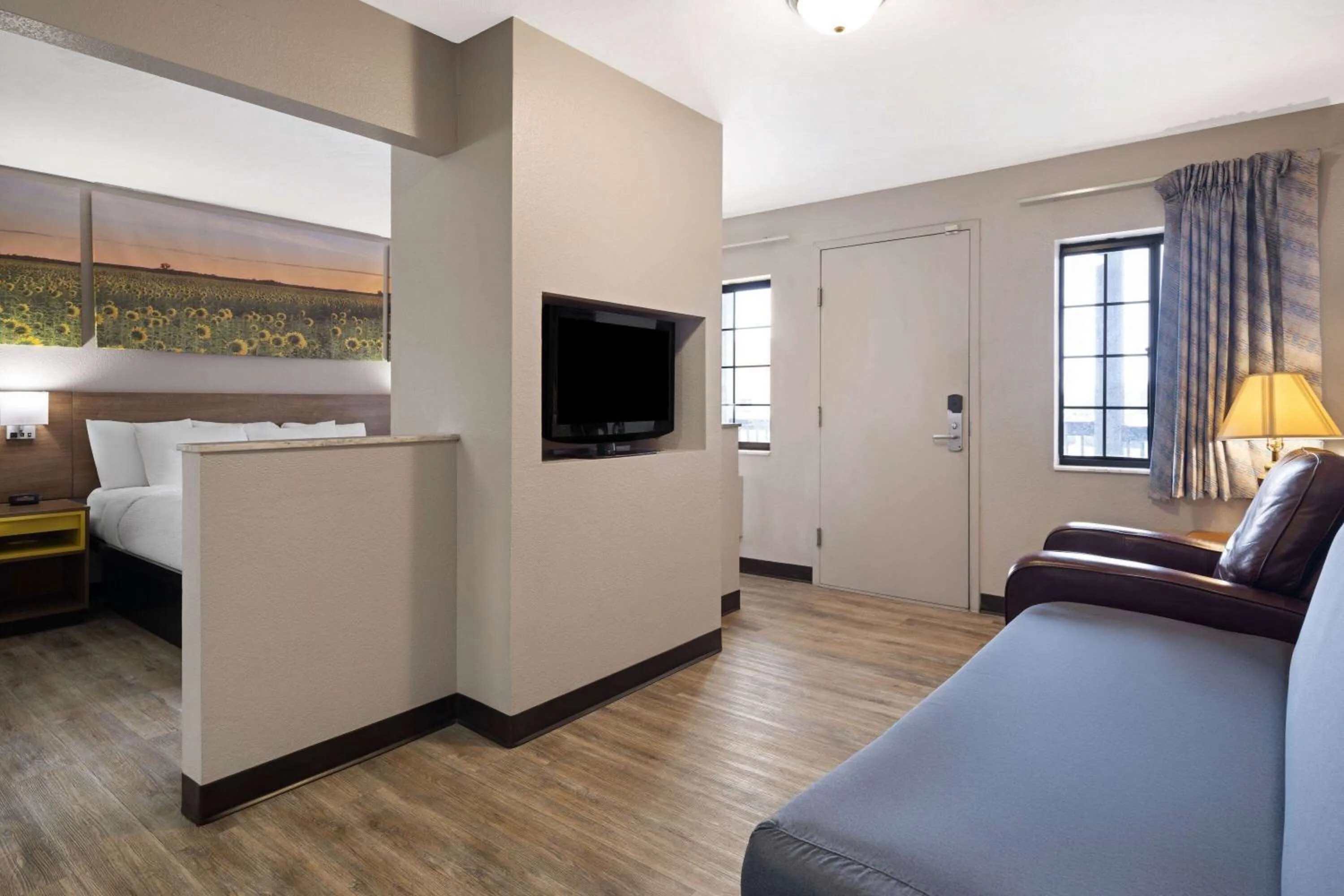 Photo of the whole room, Bed in Days Inn & Suites by Wyndham Kokomo