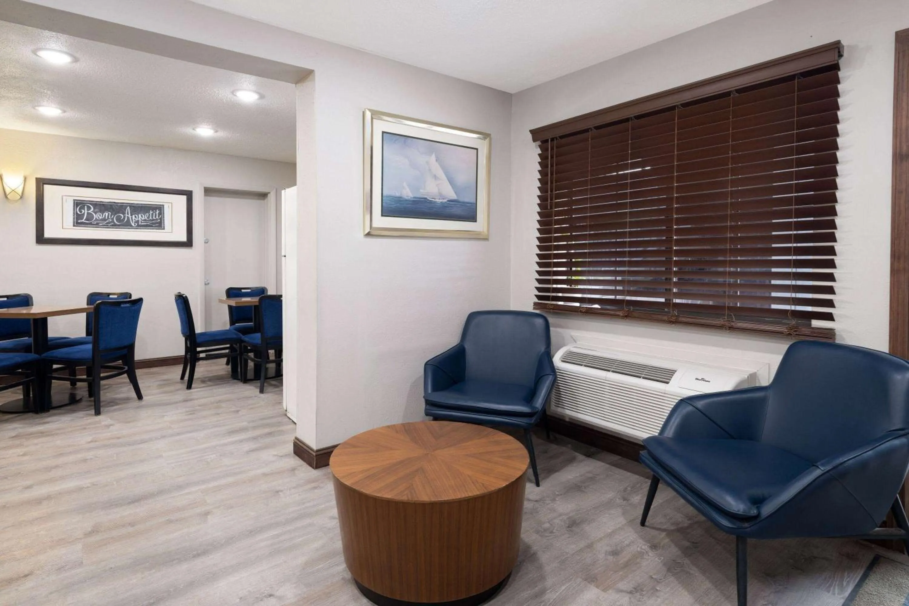 Lobby or reception in Days Inn & Suites by Wyndham Kokomo