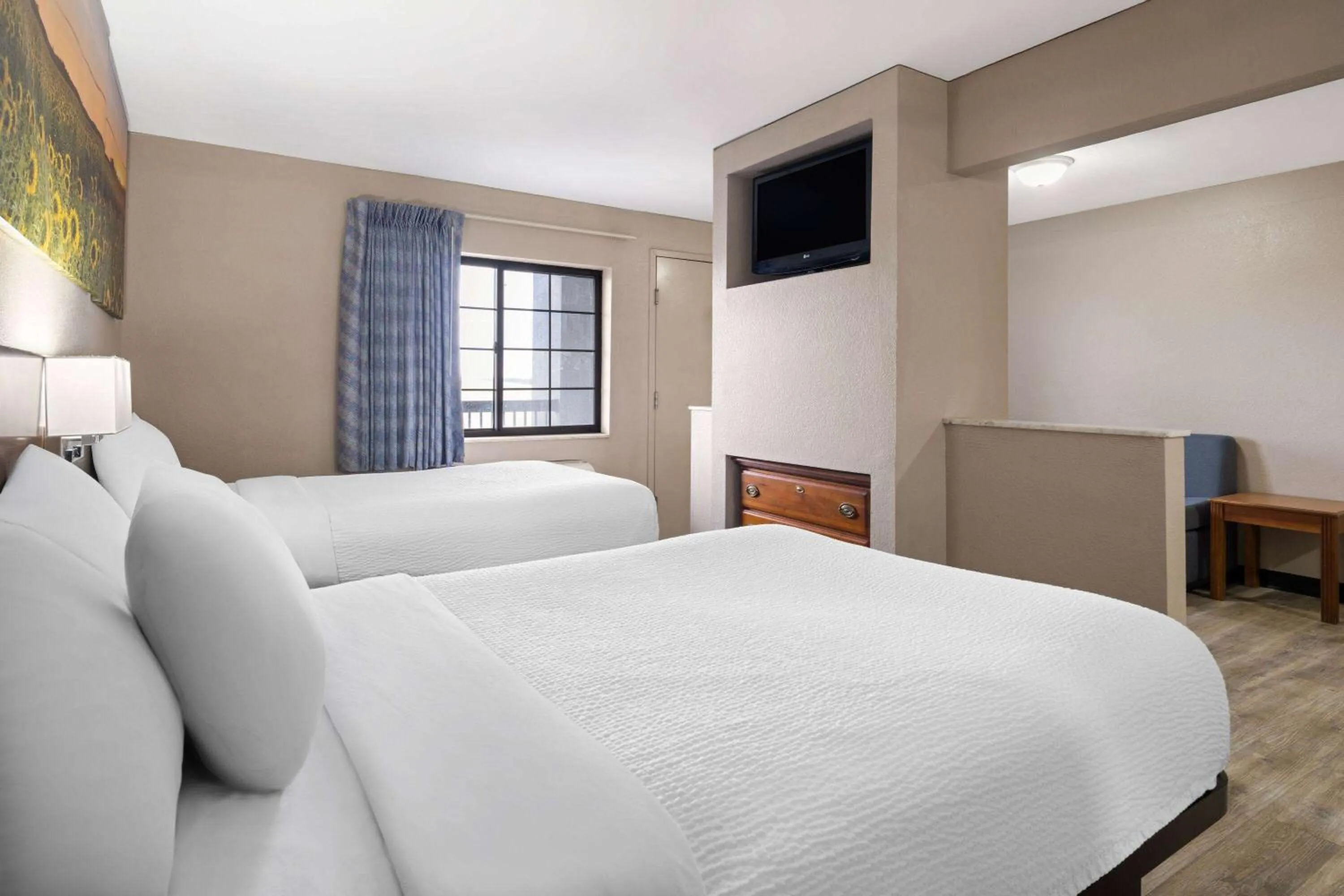 Photo of the whole room, Bed in Days Inn & Suites by Wyndham Kokomo