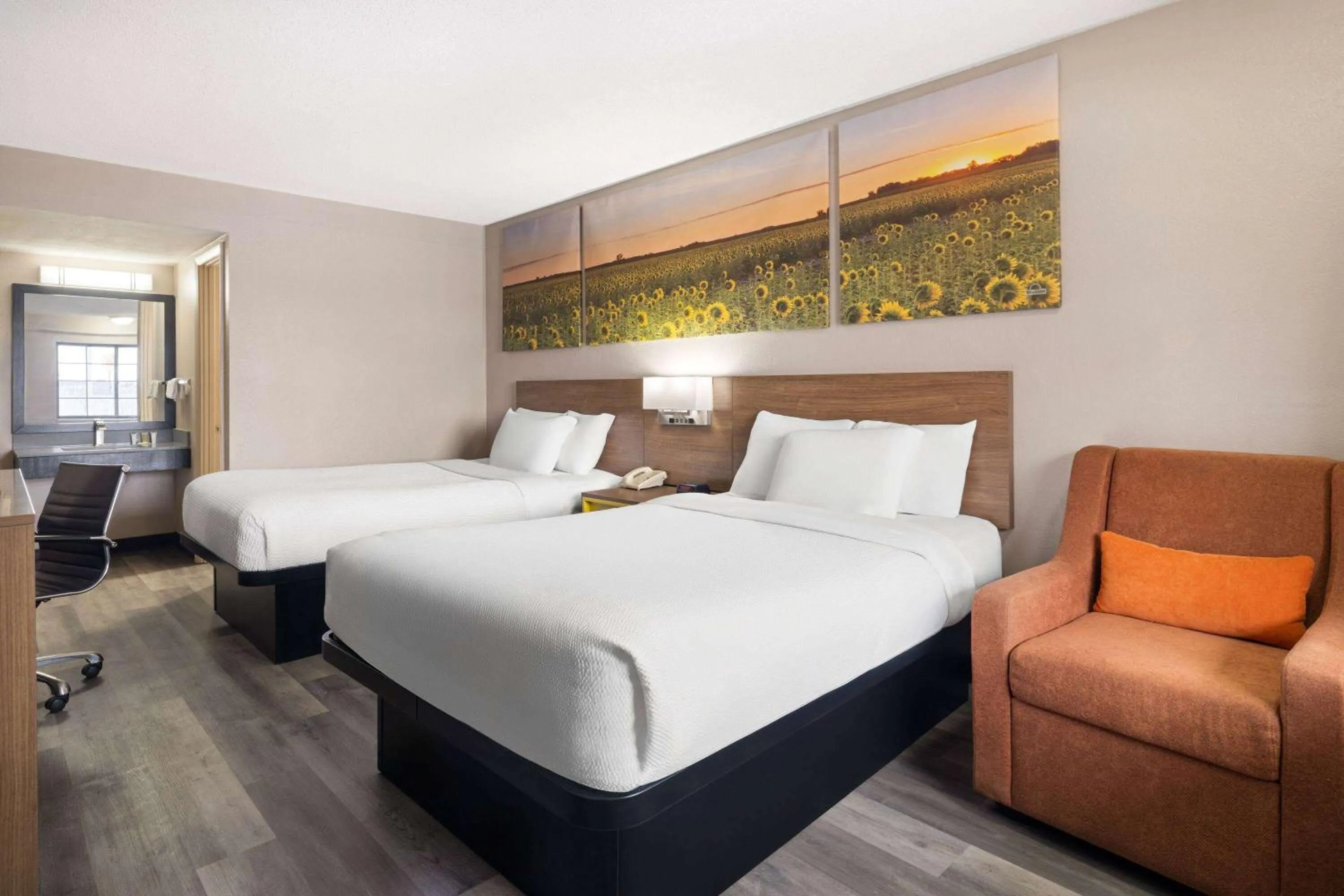 Photo of the whole room, Bed in Days Inn & Suites by Wyndham Kokomo