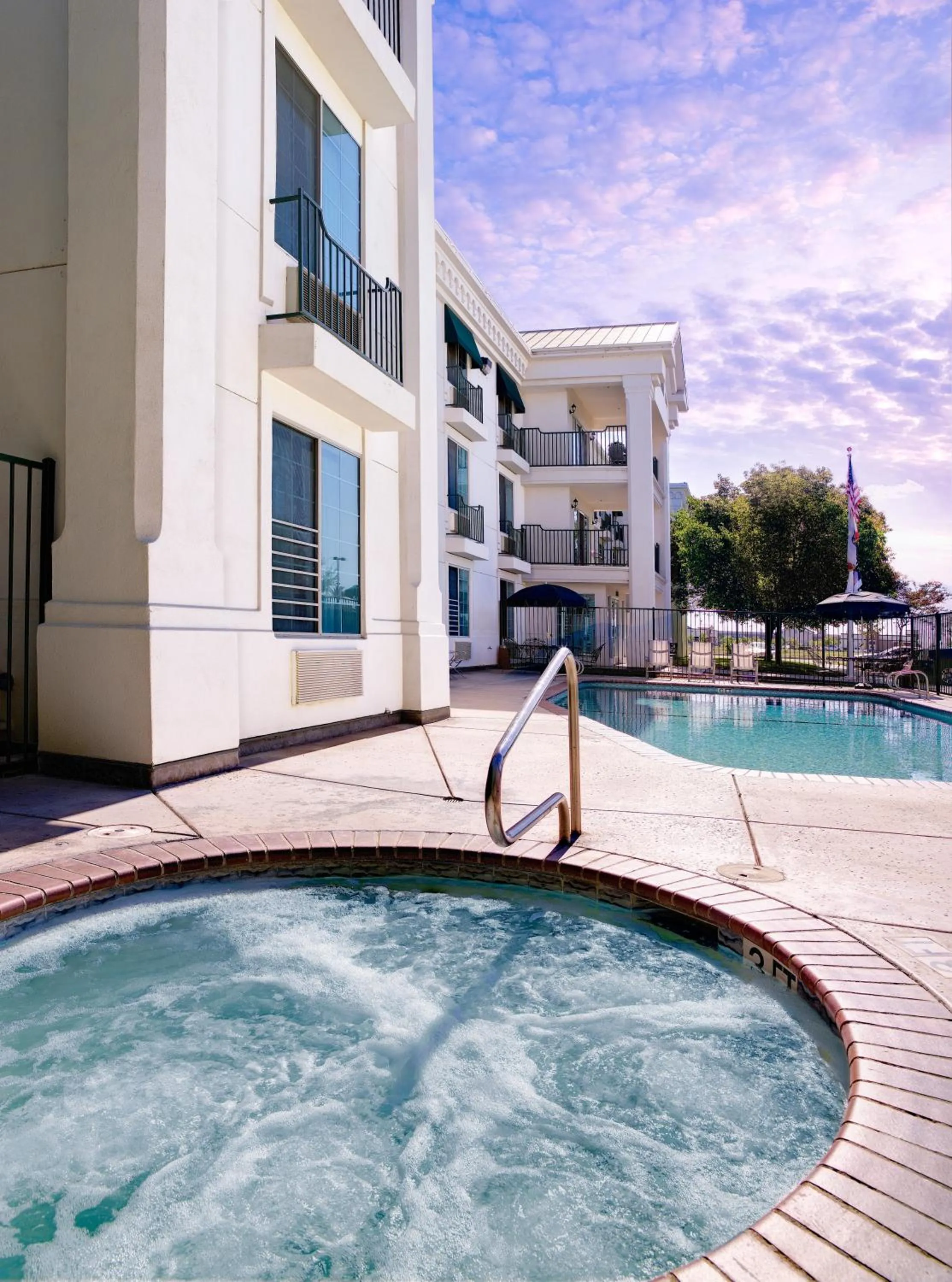 Swimming pool in Sequoia Inn