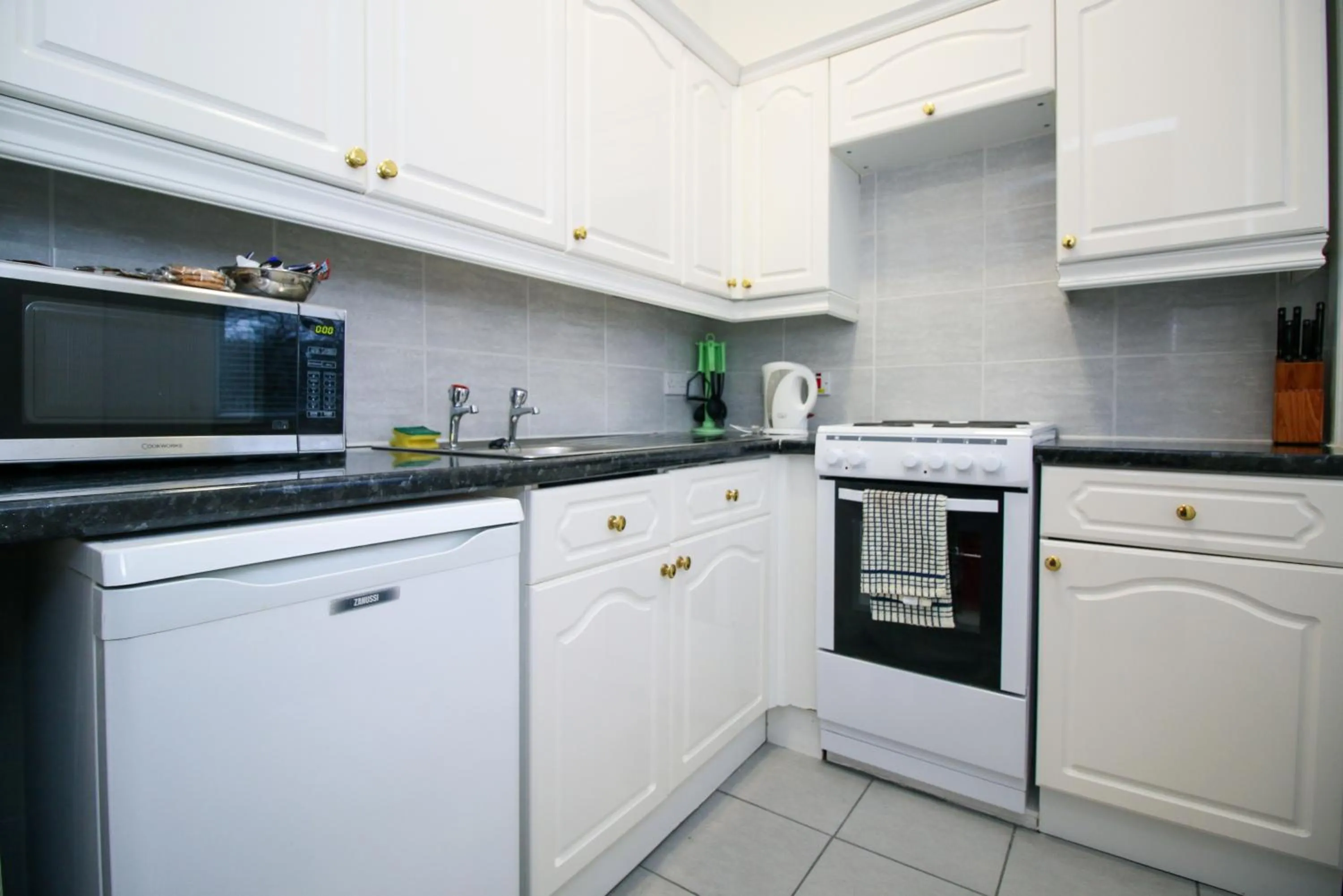 Kitchen or kitchenette in Embassy Apartments