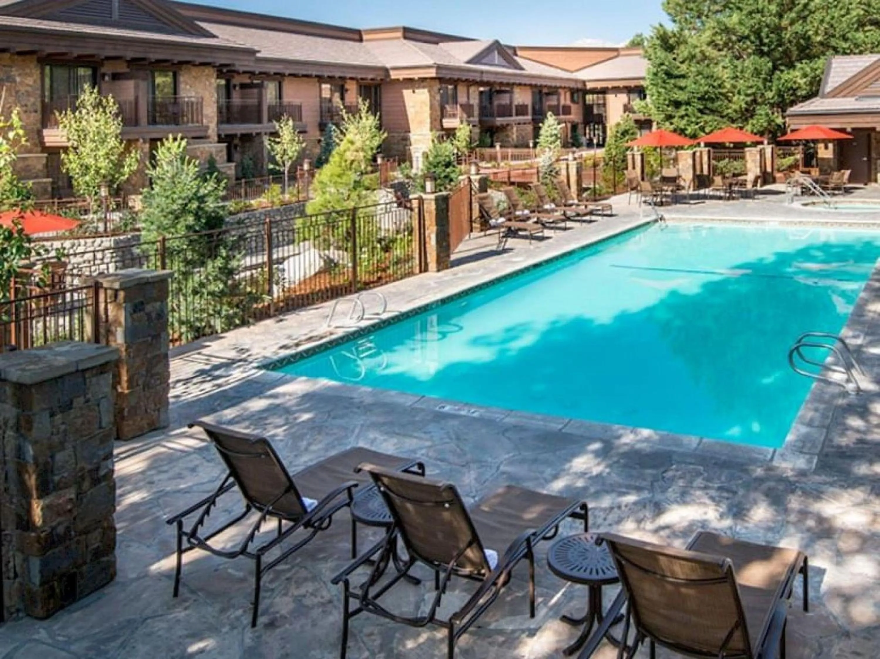 Swimming pool in Wayfinder Bishop