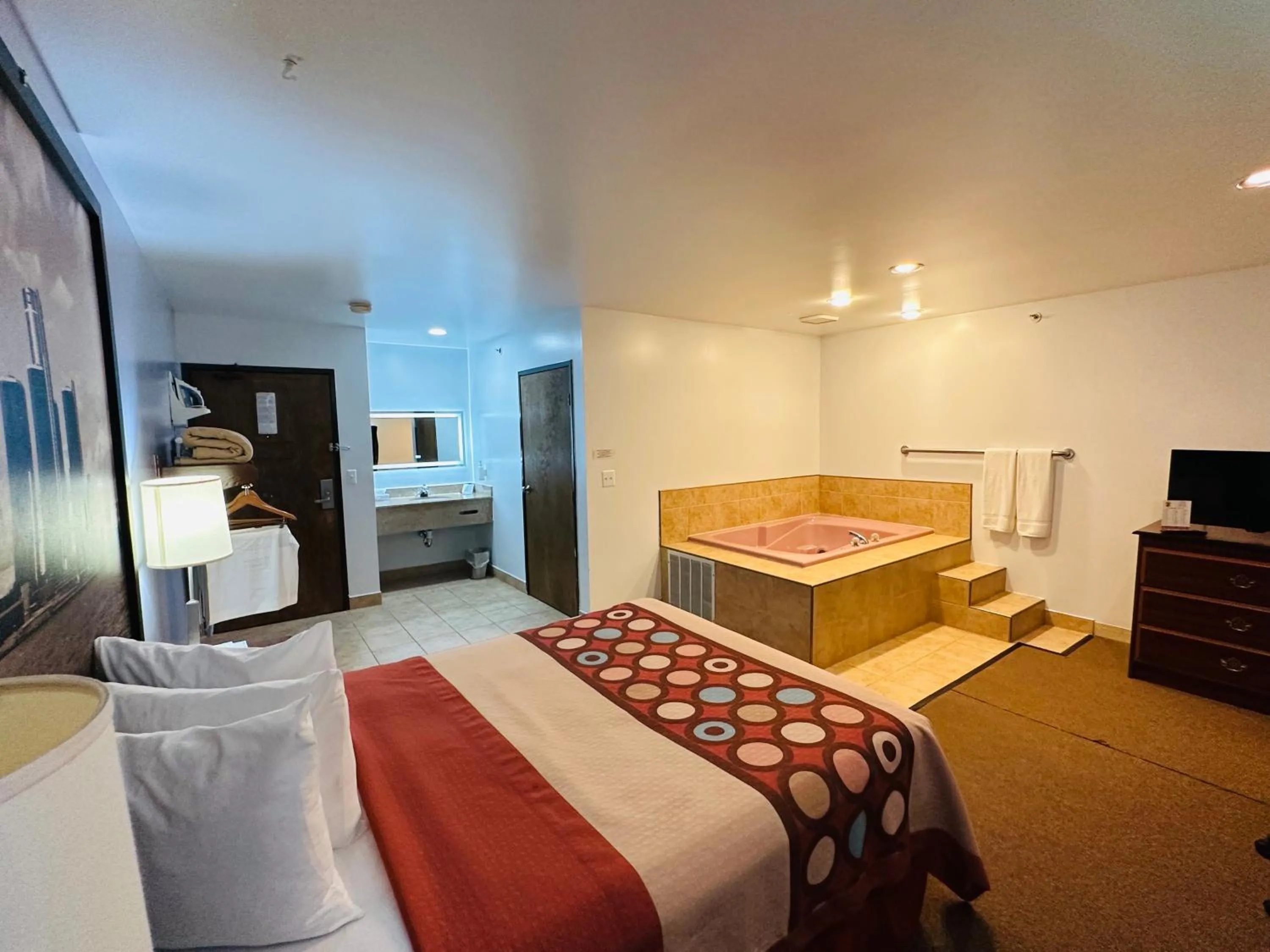 Hot Tub, Bed in Super 8 by Wyndham Imlay City